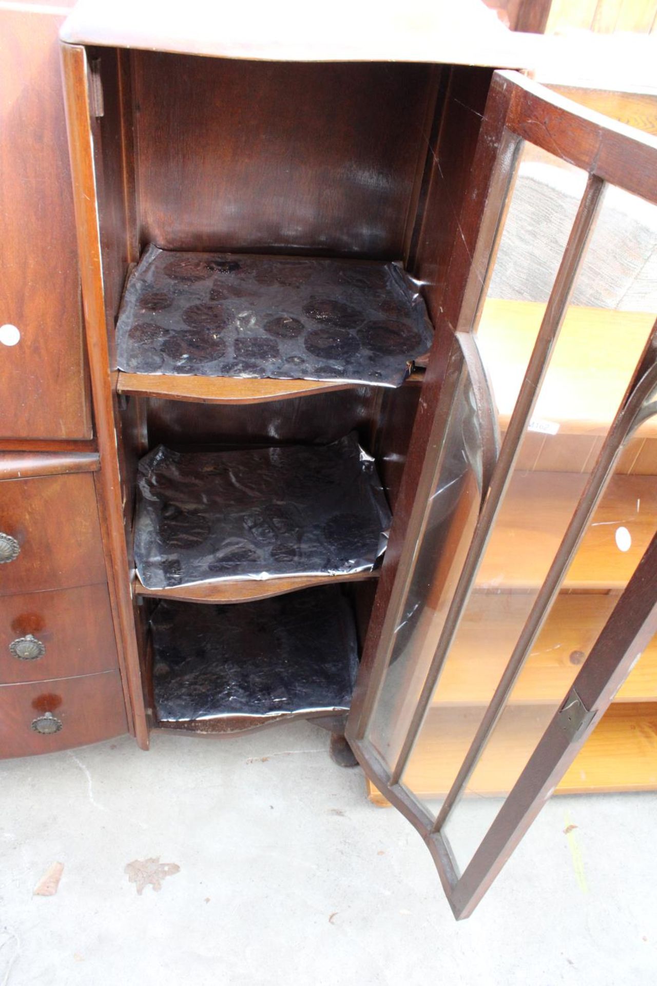 A MID 20TH CENTURY WALNUT SIDE BY SIDE BUREAU, 48" WIDE - Image 4 of 5