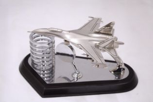 AN F15 DESKTOP MODEL AIRCRAFT PLANE, CLOCK AND PEN HOLDER