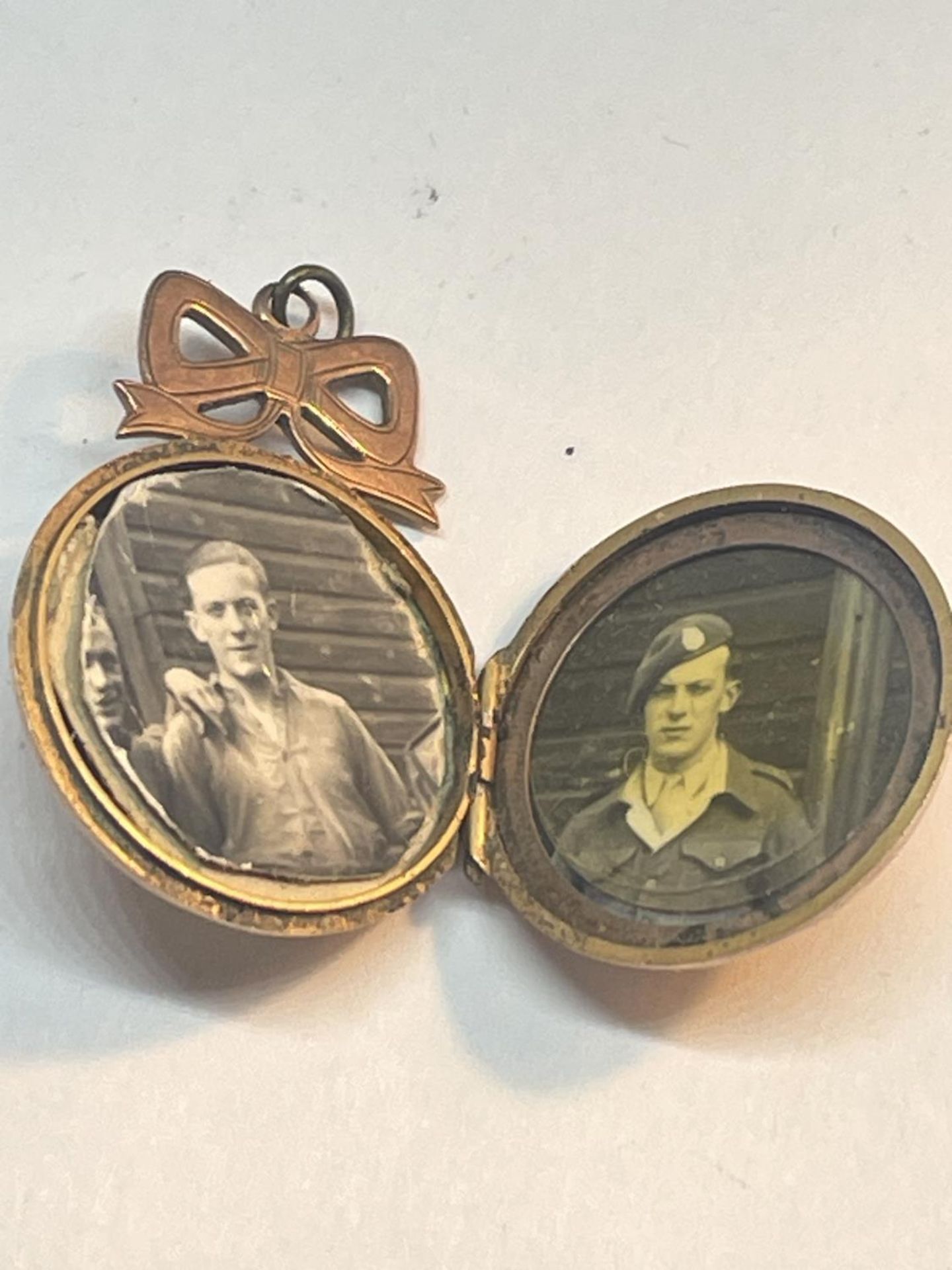 A 9 CARAT GOLD (INDISTINCT HALLMARK) LOCKET WITH BOW DESIGN TO INCLUDE VINTAGE PHOTOGRAPHS GROSS - Bild 5 aus 5