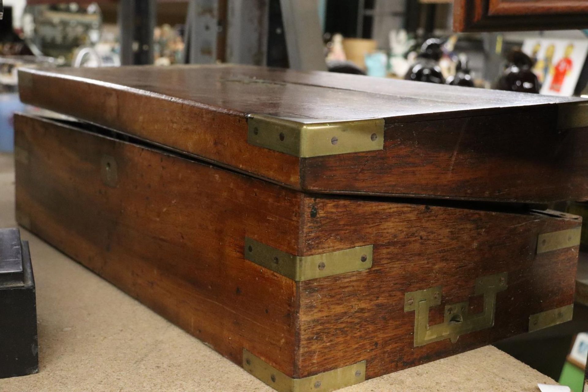 A VINTAGE MAHOGANY WITH BRASS BINDINGS WRITING SLOPE FOR RESTORATION - Image 4 of 6