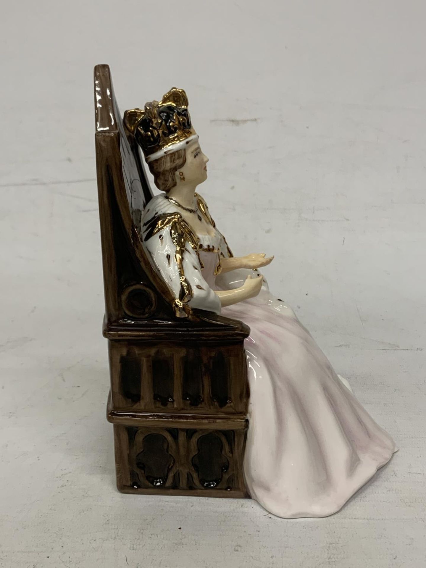 A ROYAL DOULTON FIGURE OF THE QUEEN SEATED - Bild 2 aus 4