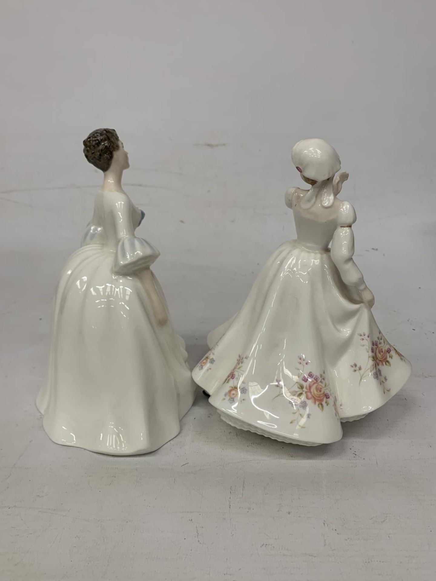 TWO ROYAL DOULTON FIGURES "ROSEMARY" HN 3143 AND "KELLY" HN 3222 - Bild 2 aus 4