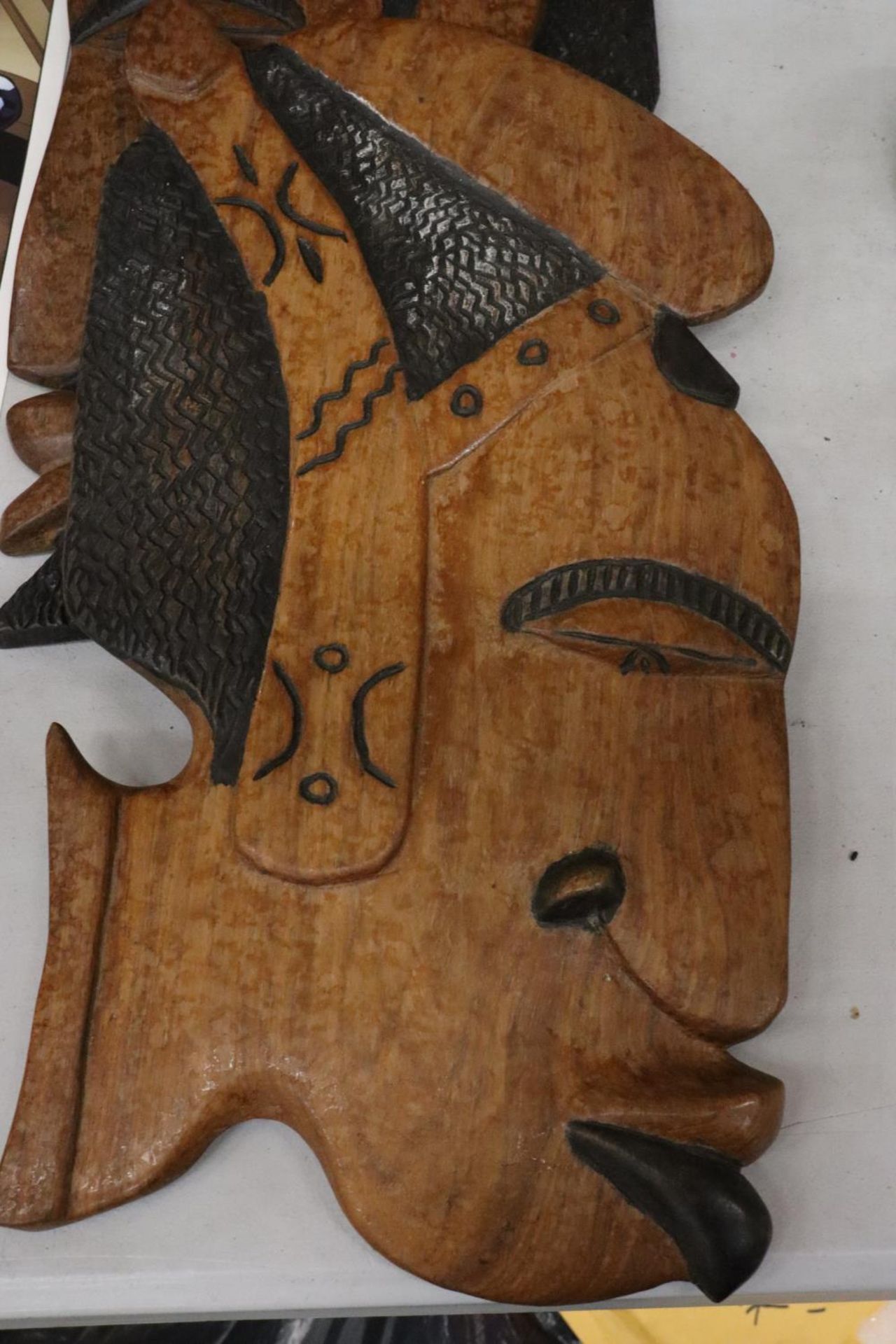 A PAIR OF LARGE CARVED WOODEN HEADS, IN THE STYLE OF PICASSO, 48CM X 26CM - Image 2 of 5