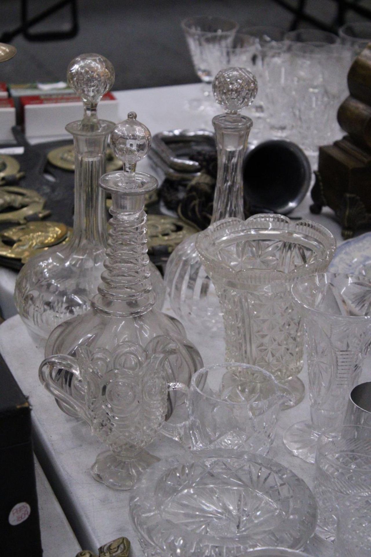 A QUANTITY OF GLASSWARE TO INCLUDE DECANTERS, VASES, JUGS, BOWLS, ETC - Image 4 of 6