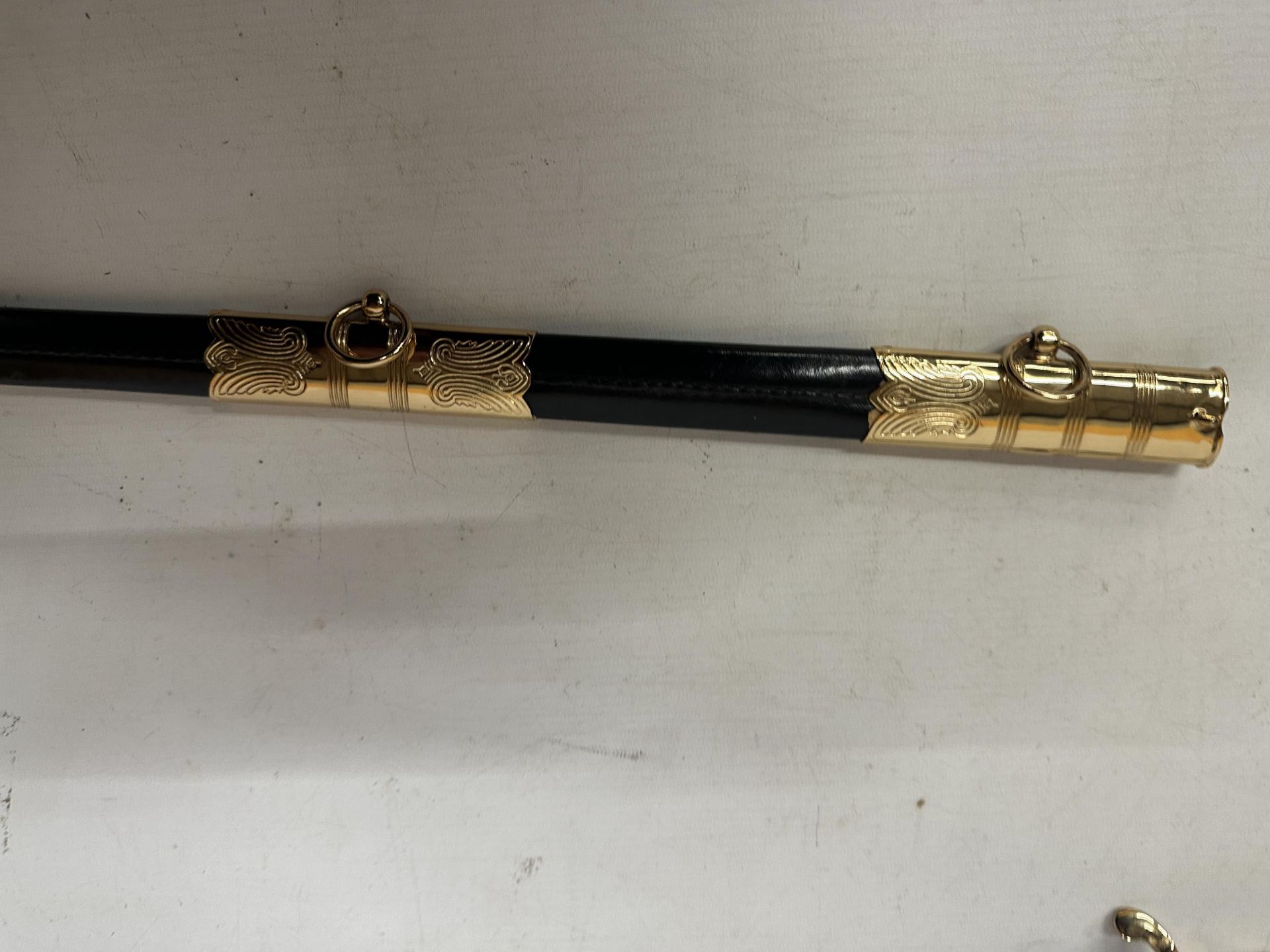 A MINT CONDITION GOOD QUALITY QUEEN ELIZABETH II NAVAL OFFICERS SWORD AND SCABBARD - 78CM BLADE WITH - Image 11 of 15