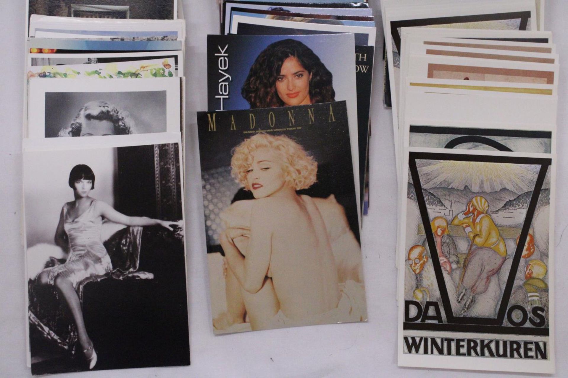 A COLLECTION OF ART DECO STYLE, POPSTARS AND ACTRESS POSTCARDS - Bild 2 aus 5