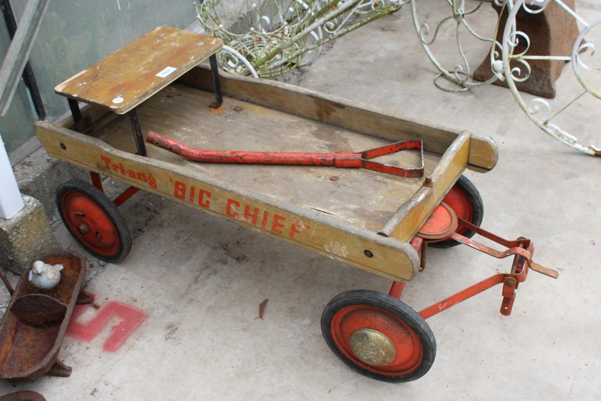 A VINTAGE TRI-ANG 'BIG CHIEF' FOUR WHEELED PULL ALONG CHILDS CART - Bild 2 aus 2