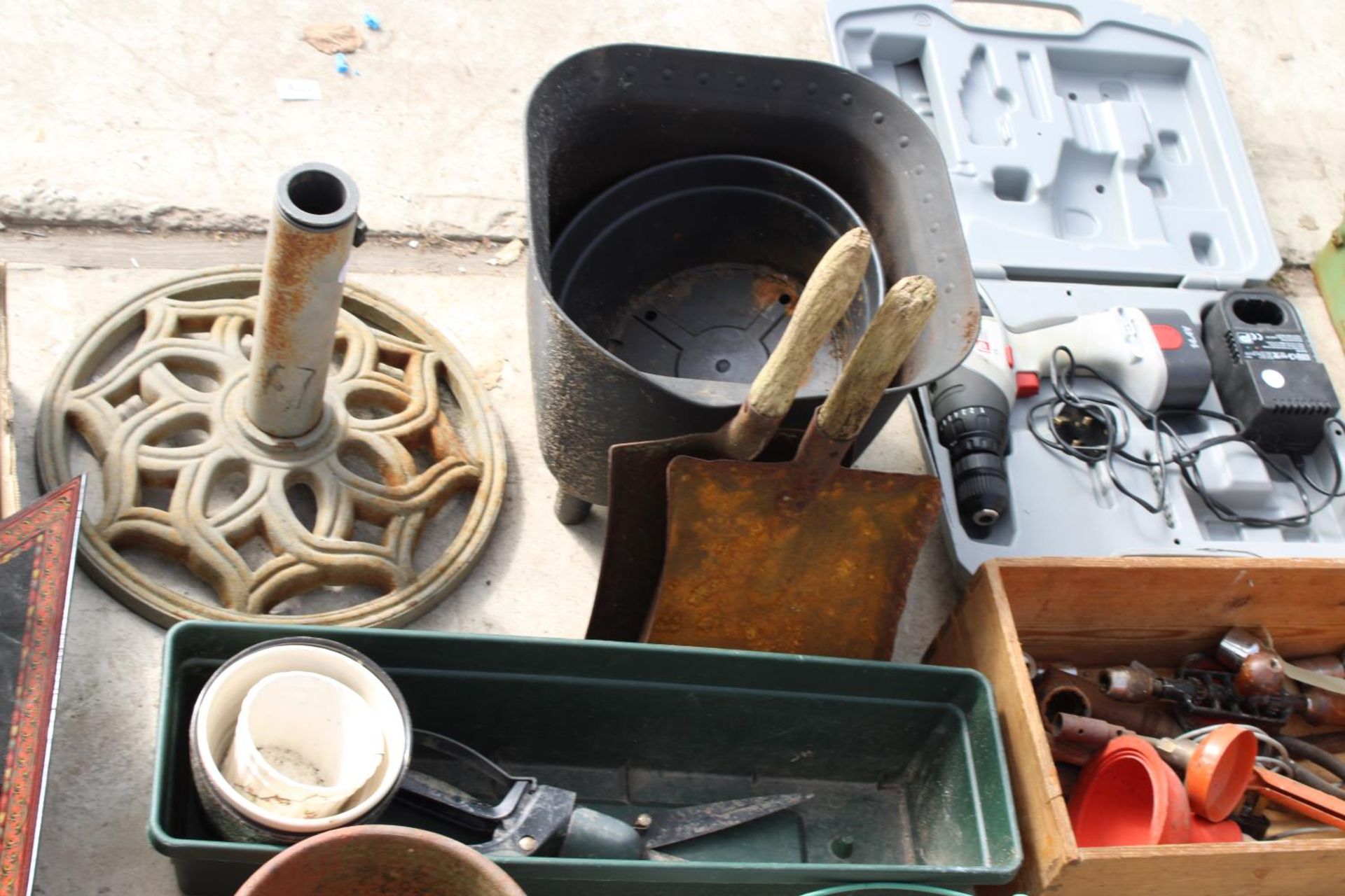 A LARGE ASSORTMENT OF ITEMS TO INCLUDE TOOLS, PLANT POTS AND A PARASOL BASE ETC - Image 5 of 5