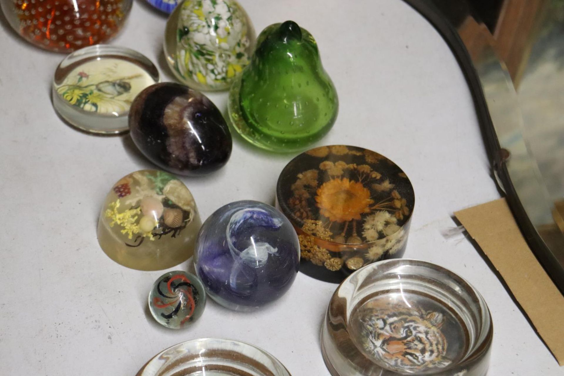 A LARGE QUANTITY OF PAPERWEIGHTS - Image 3 of 6