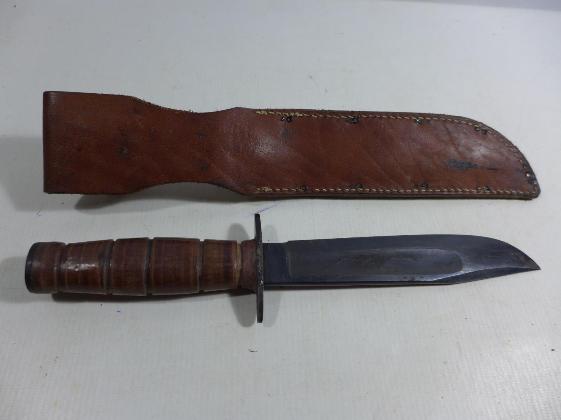A VINTAGE BOWIE KNIFE AND LEATHER SCABBARD, 17CM BLADE, LENGTH 32CM - Image 2 of 4