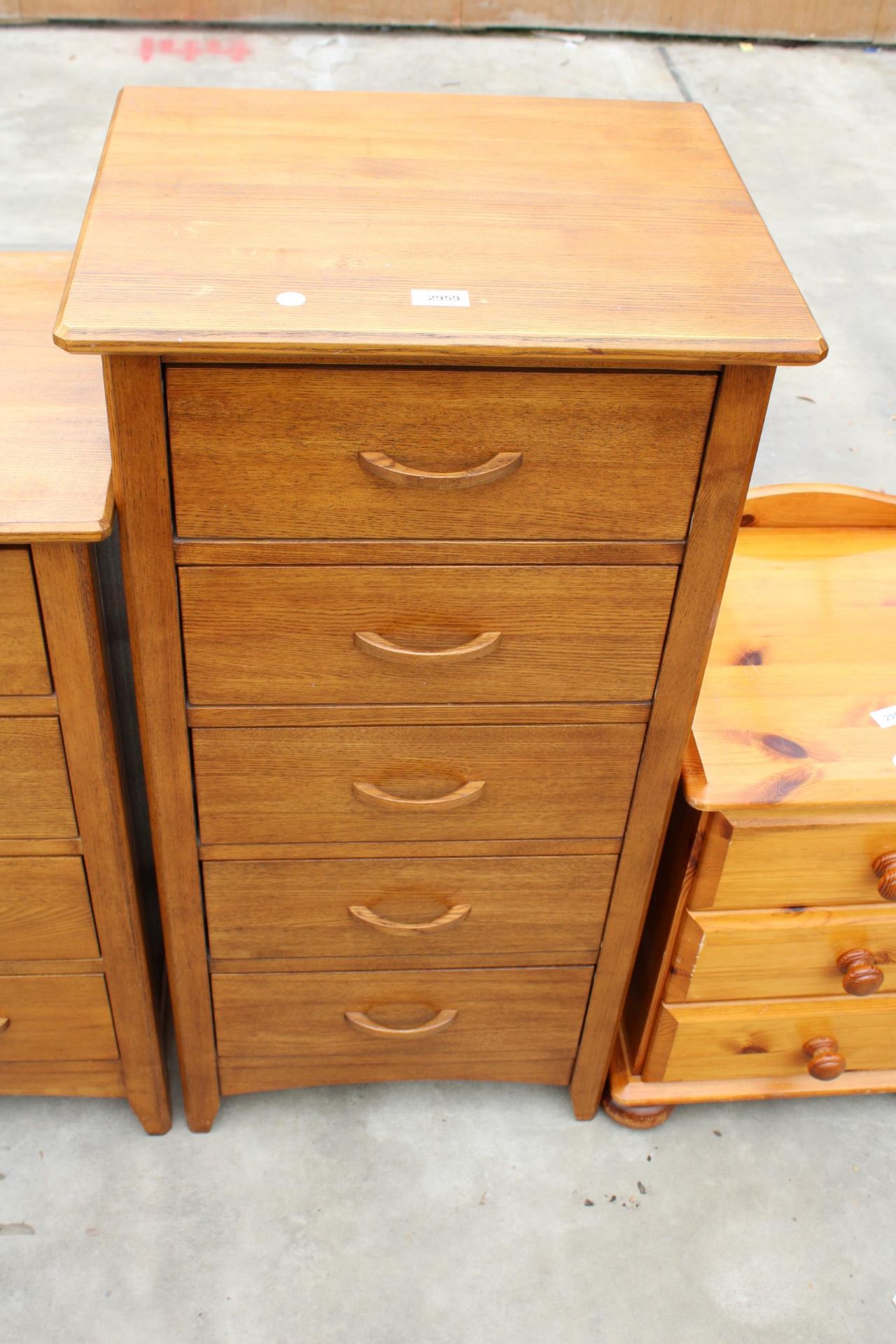 A MODERN OAK CHEST OF FIVE DRAWERS, 20" WIDE