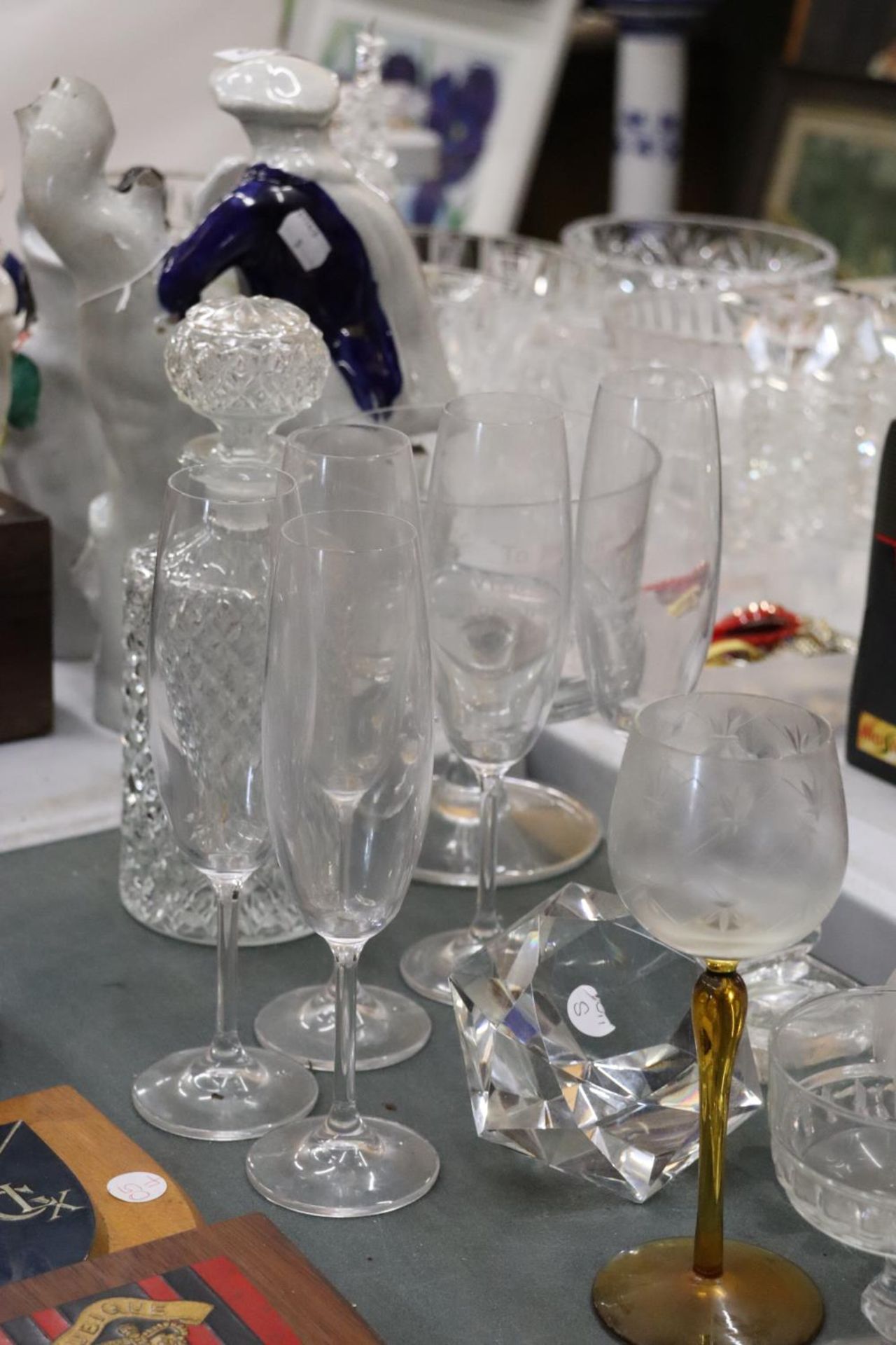 A QUANTITY OF GLASSWARE TO INCLUDE DRINKING GLASSES, PAPERWEIGHT, DECANTER, ETC., - Image 3 of 5
