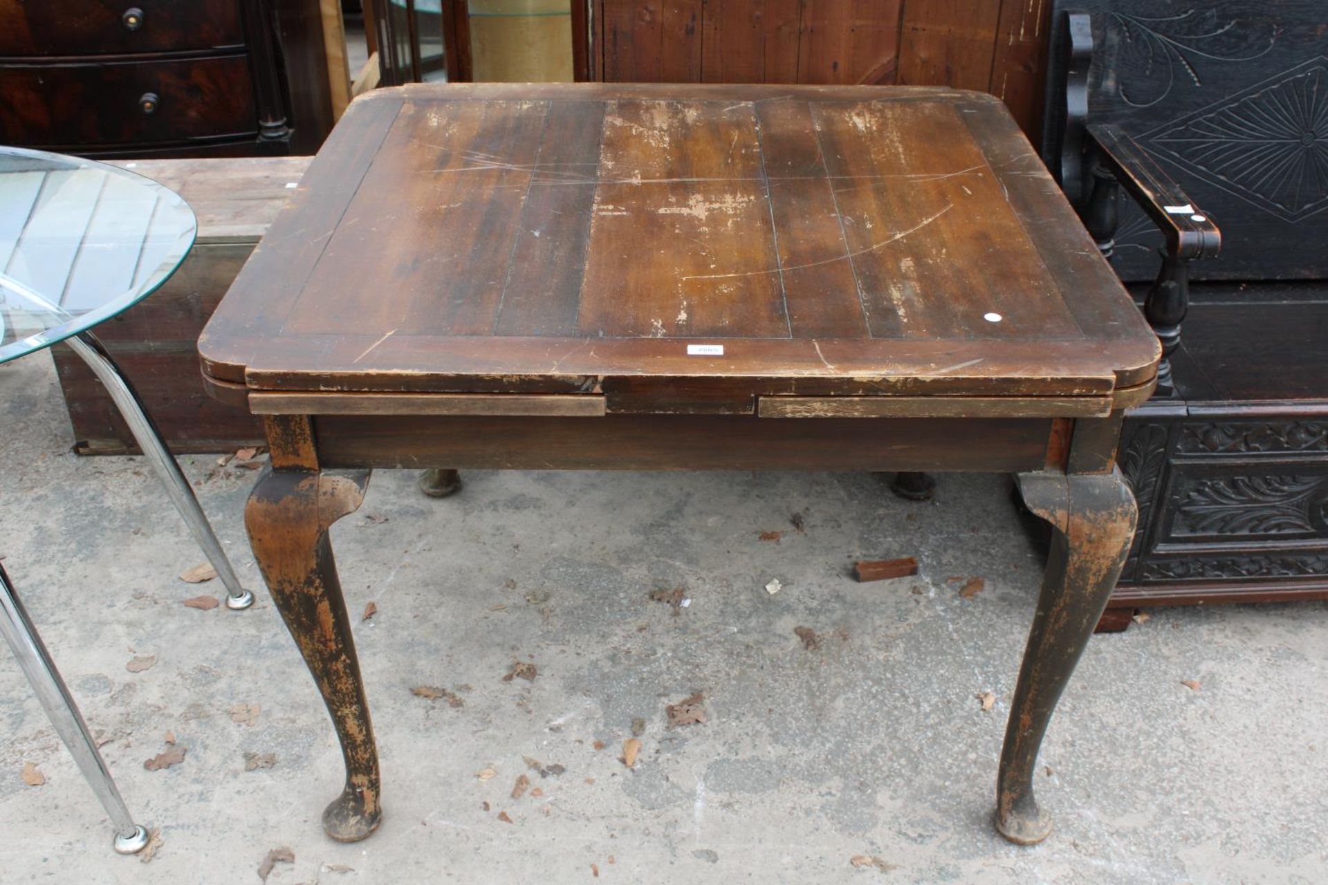 A MID 2OTH CENTURY DRAW-LEAF DINING TABLE ON CABRIOILE LEGS, 42" X 39" (LEAVES 18" EACH)