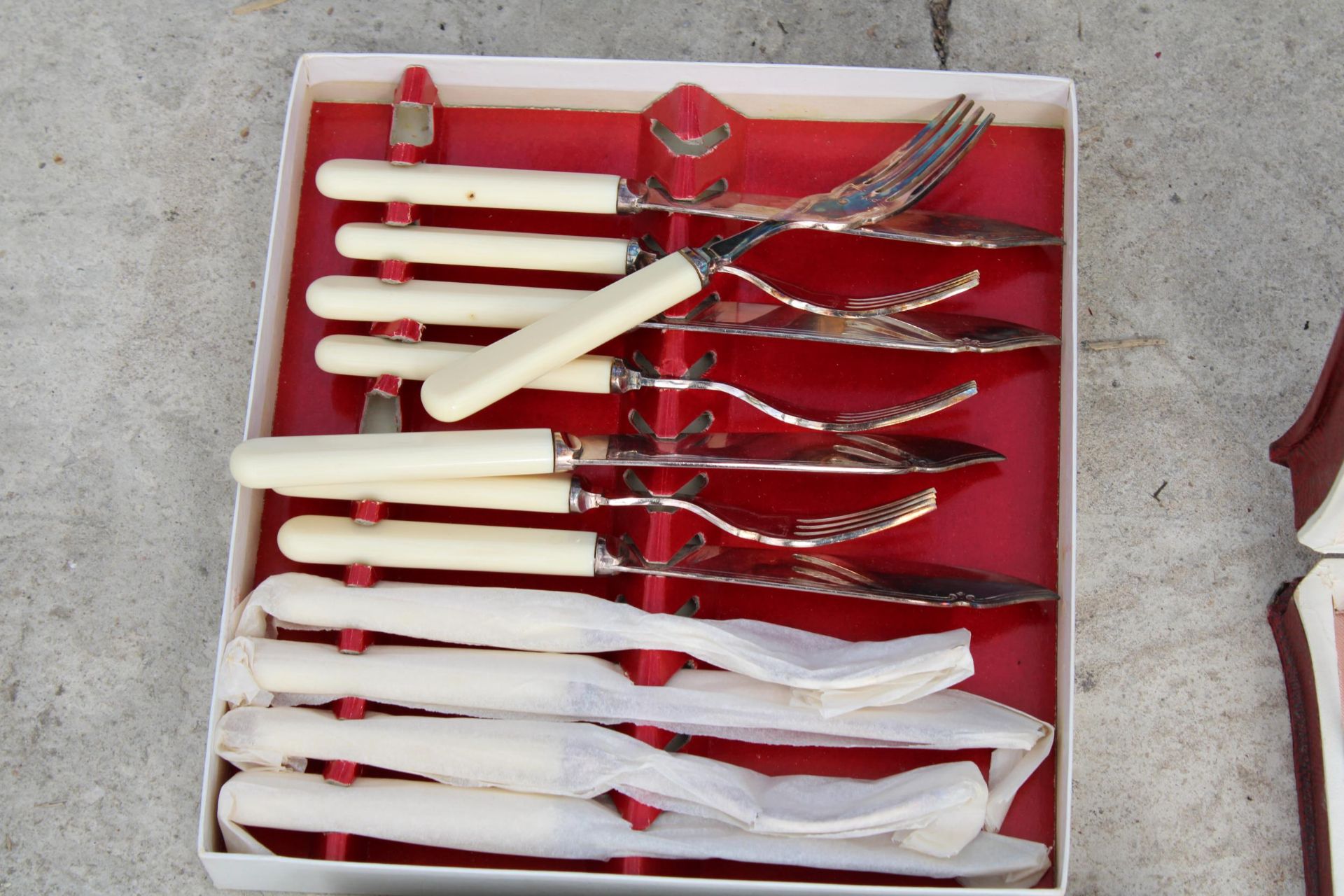 TWO BOXES OF SILVER PLATED CUTLERY - Bild 3 aus 3
