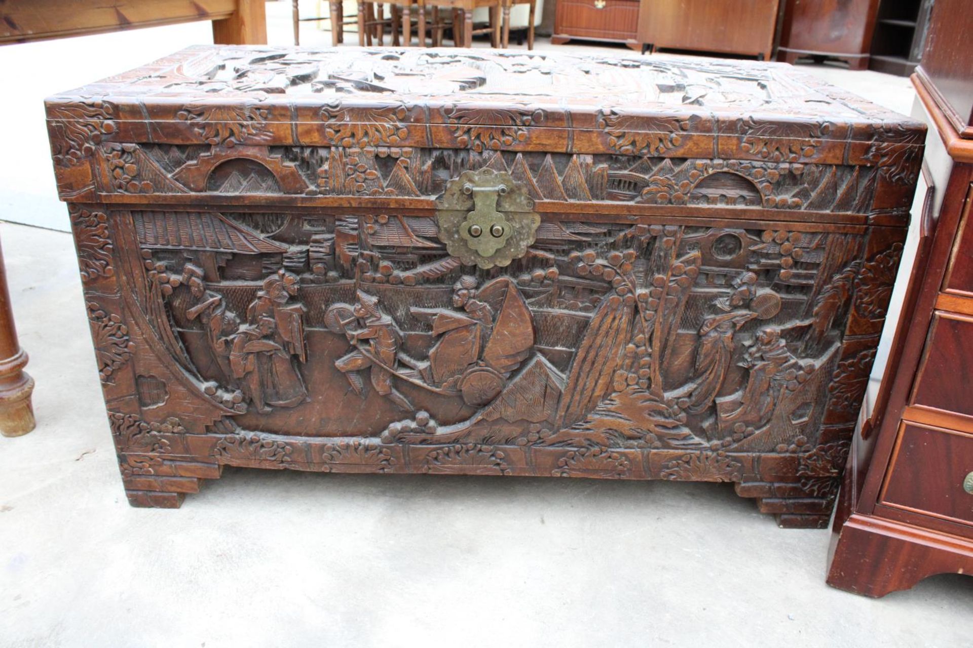 AN ORIENTAL CAMPHOR WOOD CARVED BLANKET CHEST, 41" X 20" - Image 3 of 9