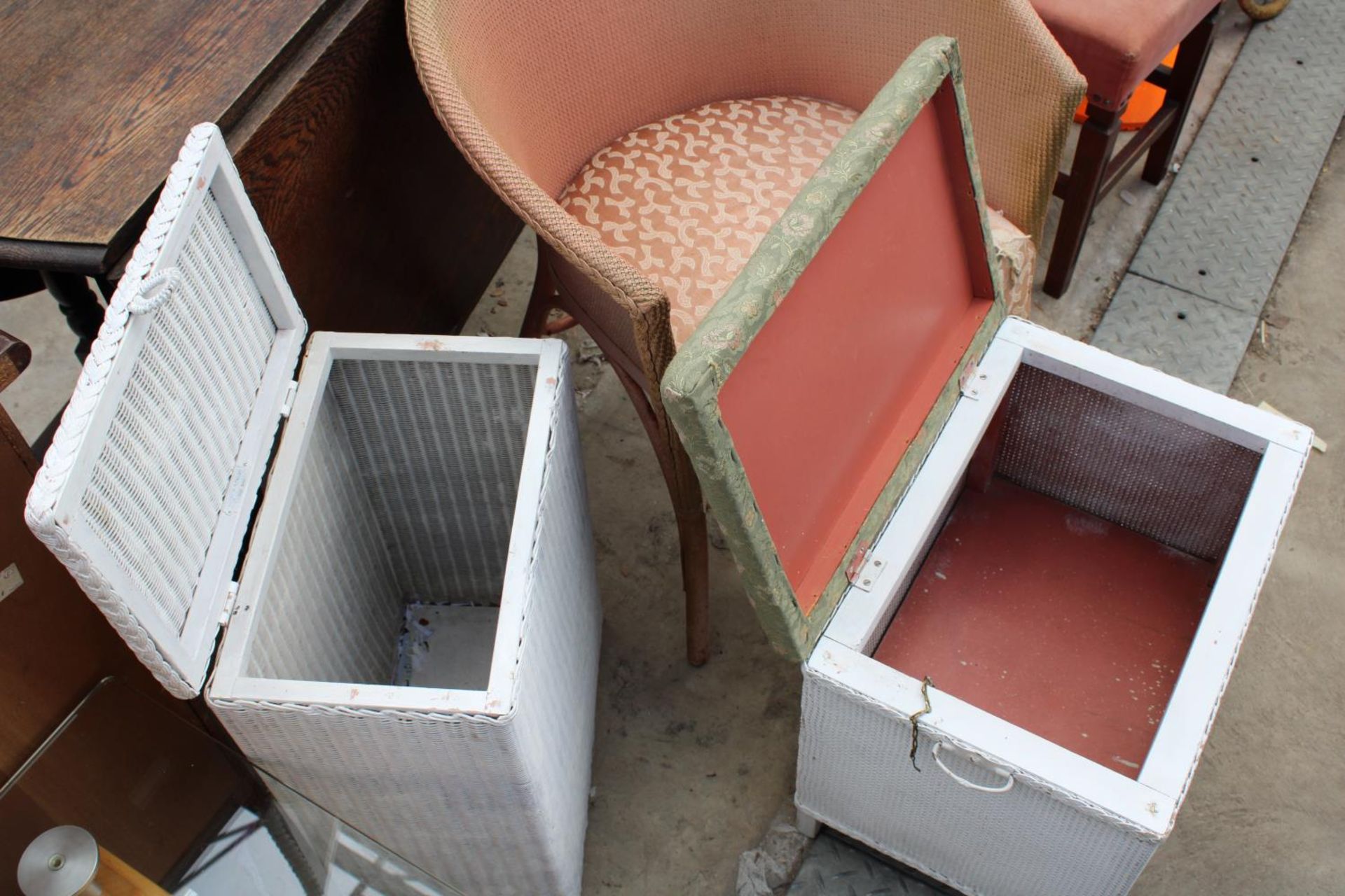 A LLOYD LOOM LINEN BASKET, LLOYD LOOM STYLE OTTOMAN AND CHAIR - Bild 3 aus 3