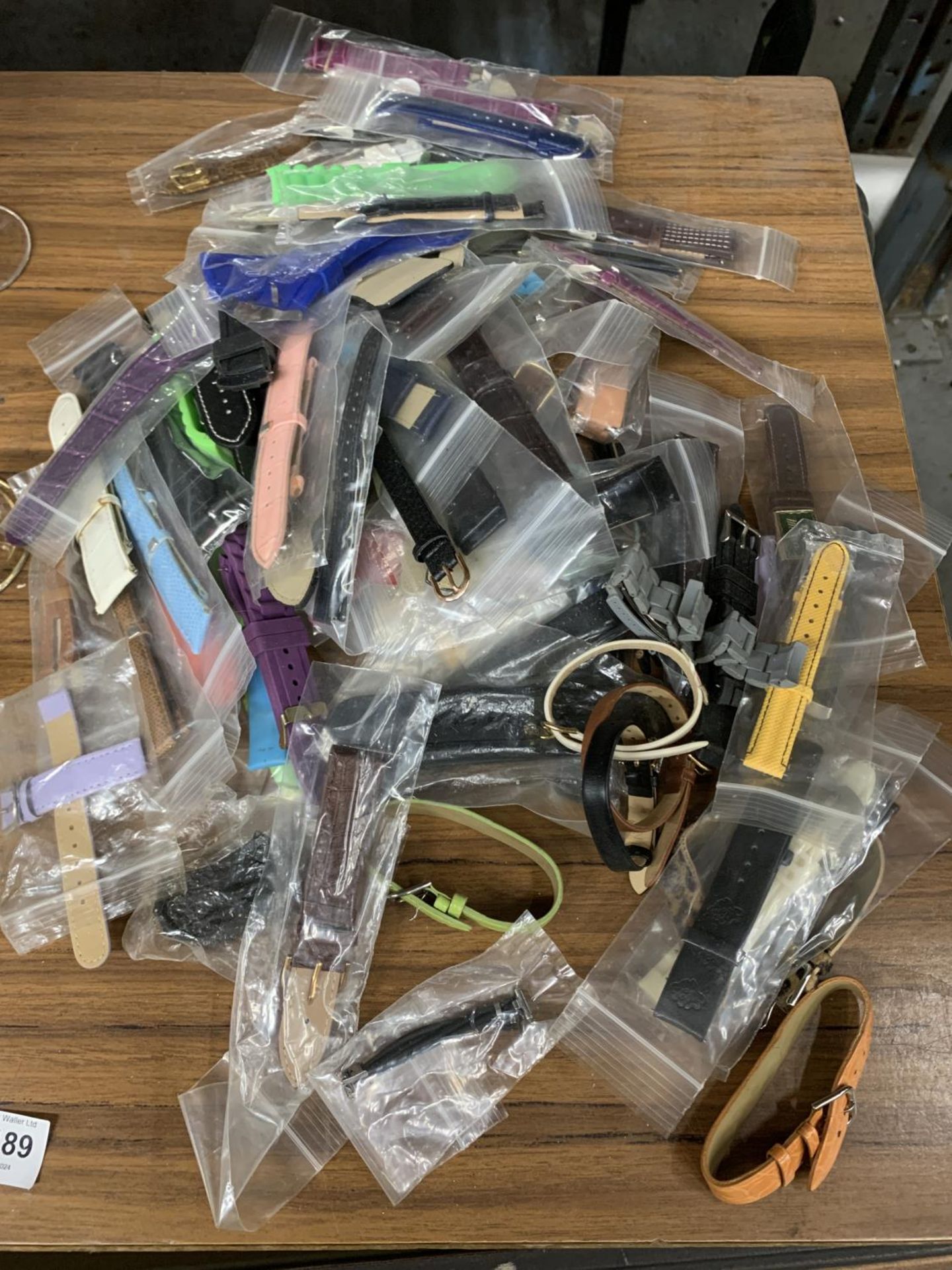 A LARGE QUANTITY OF WATCH STRAPS