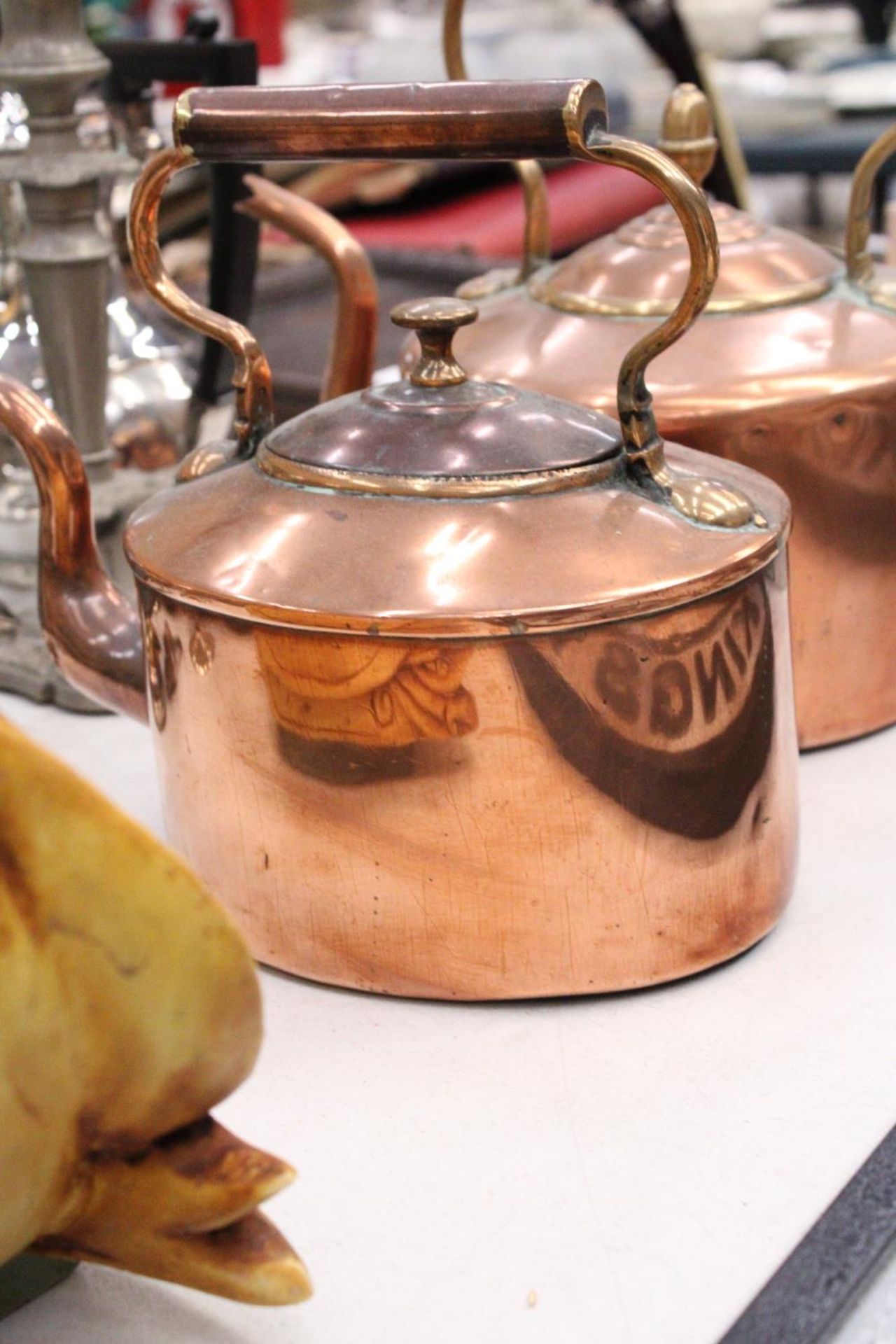 TWO LARGE VICTORIAN COPPER KETTLES - Bild 5 aus 5