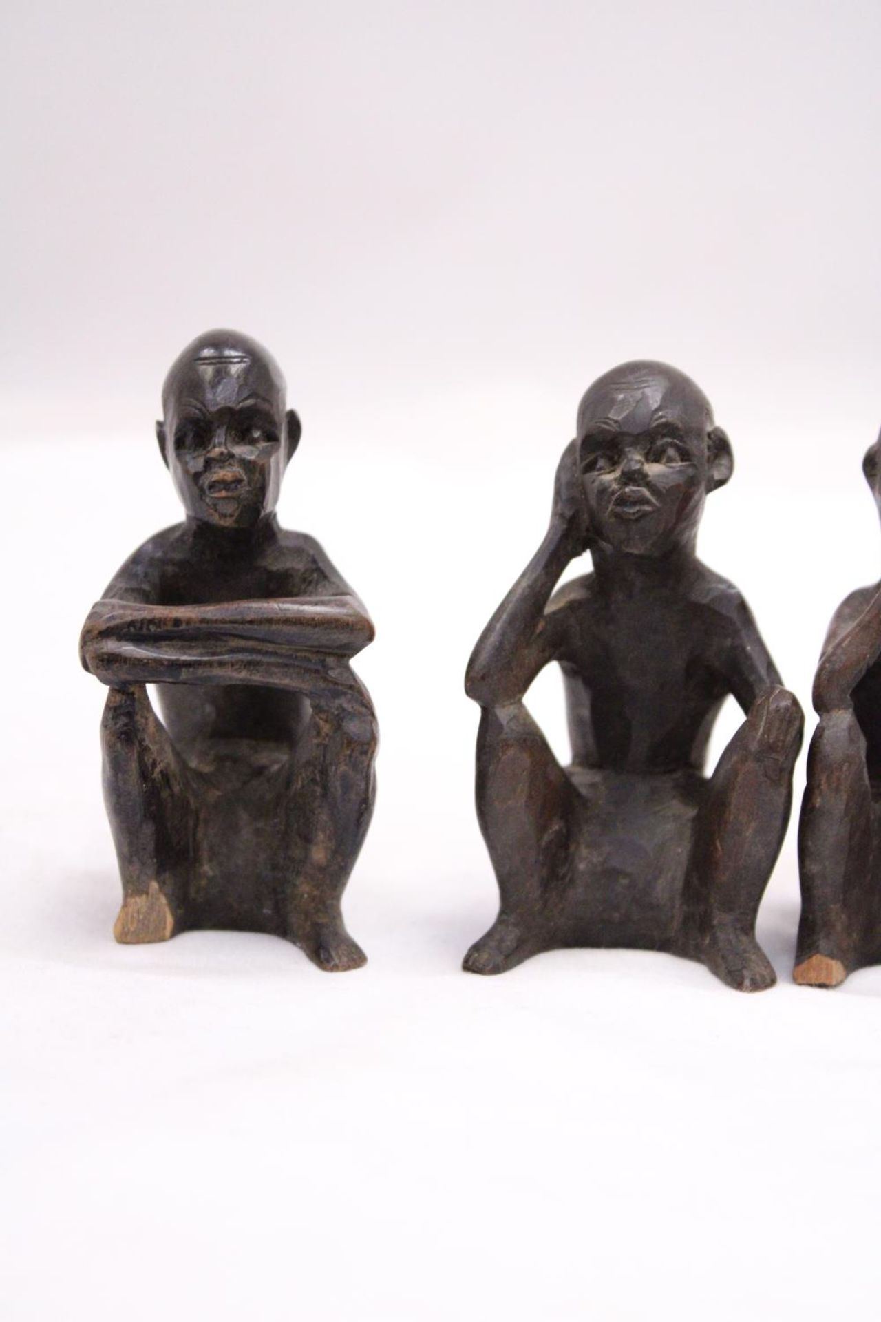 A COLLECTION OF FIVE VINTAGE WOODEN AFRICAN FIGURES - Image 4 of 5
