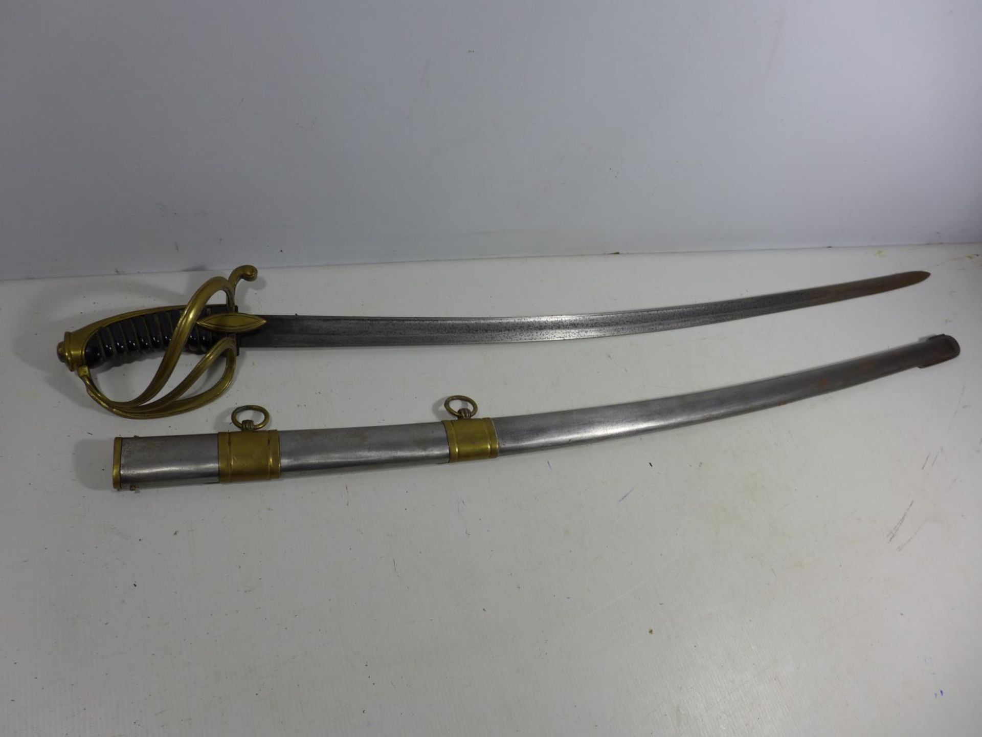 A REPLICA NAPOLEONIC WAR IMPERIAL FRENCH LIGHT CAVALRY SWORD AND SCABBARD, 82CM BLADE, LENGTH 99CM