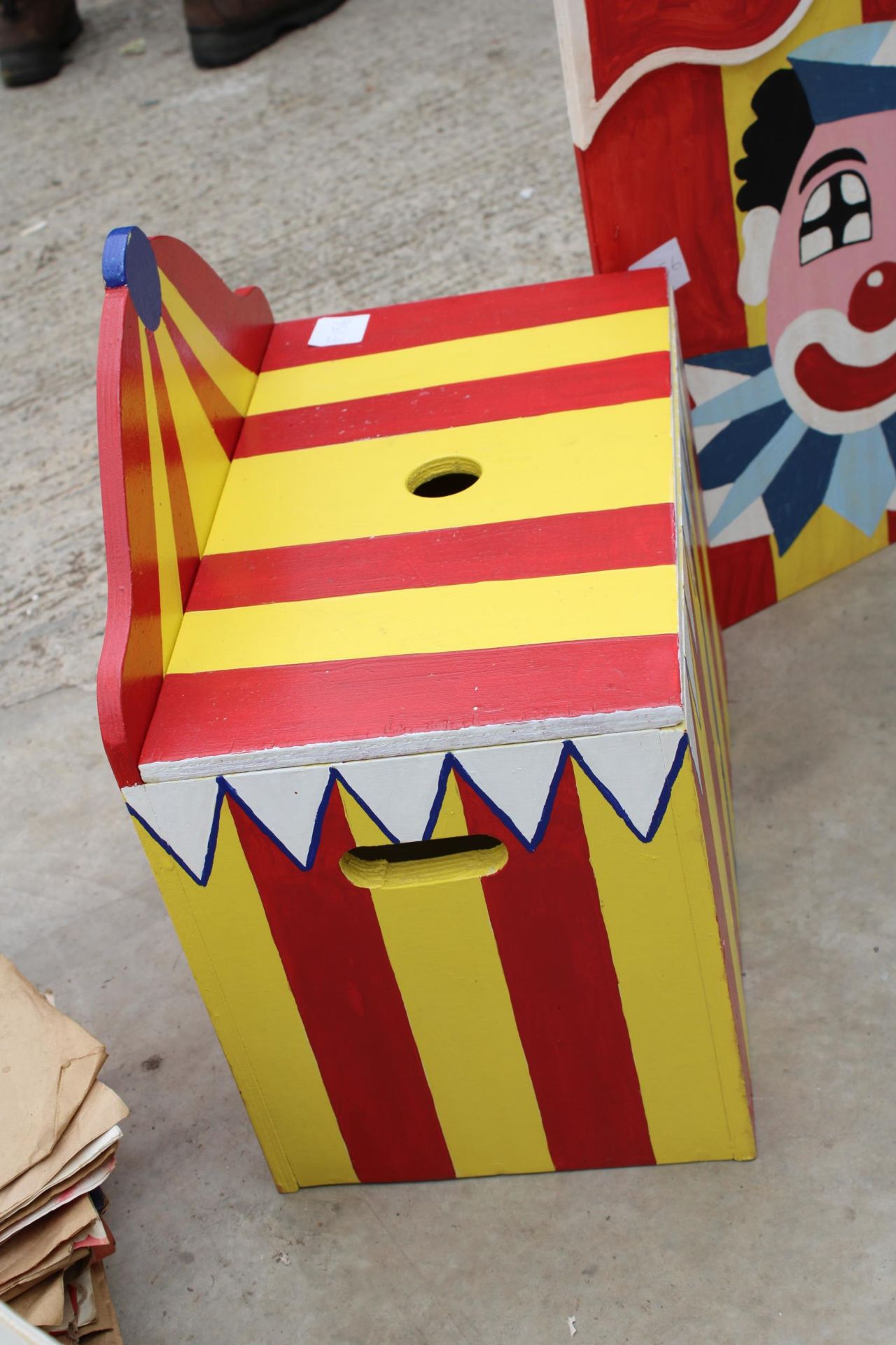 A WOODEN HAND PAINTED 'THE BIG SHOW' SIGN PLUS A HAND PAINTED WOODEN CIRCUS STYLE LIDDED BOX - Image 2 of 3