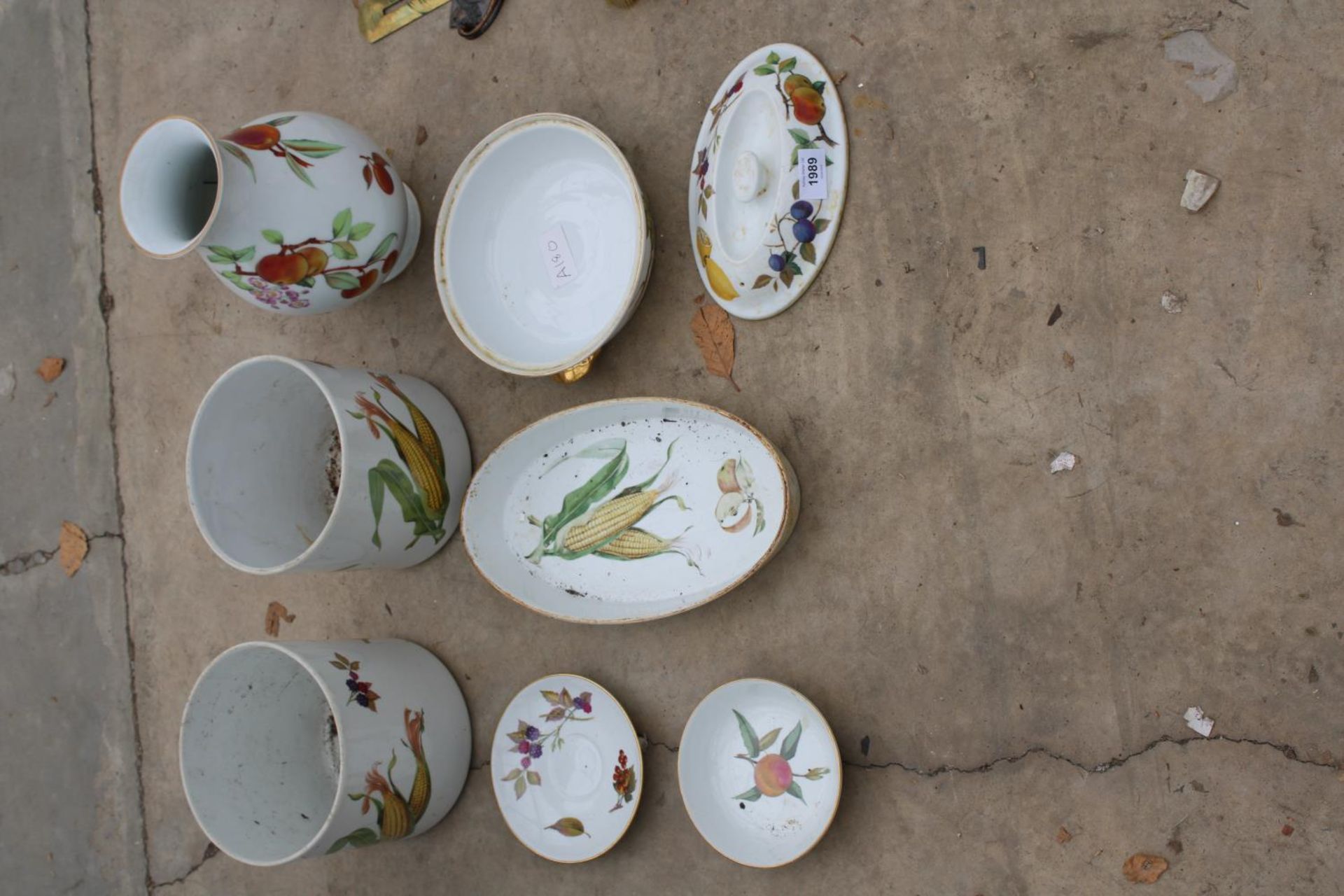 AN ASSORTMENT OF ROYAL WORCESTER ITEMS TO INCLUDEE A VASE AND DISHES ETC