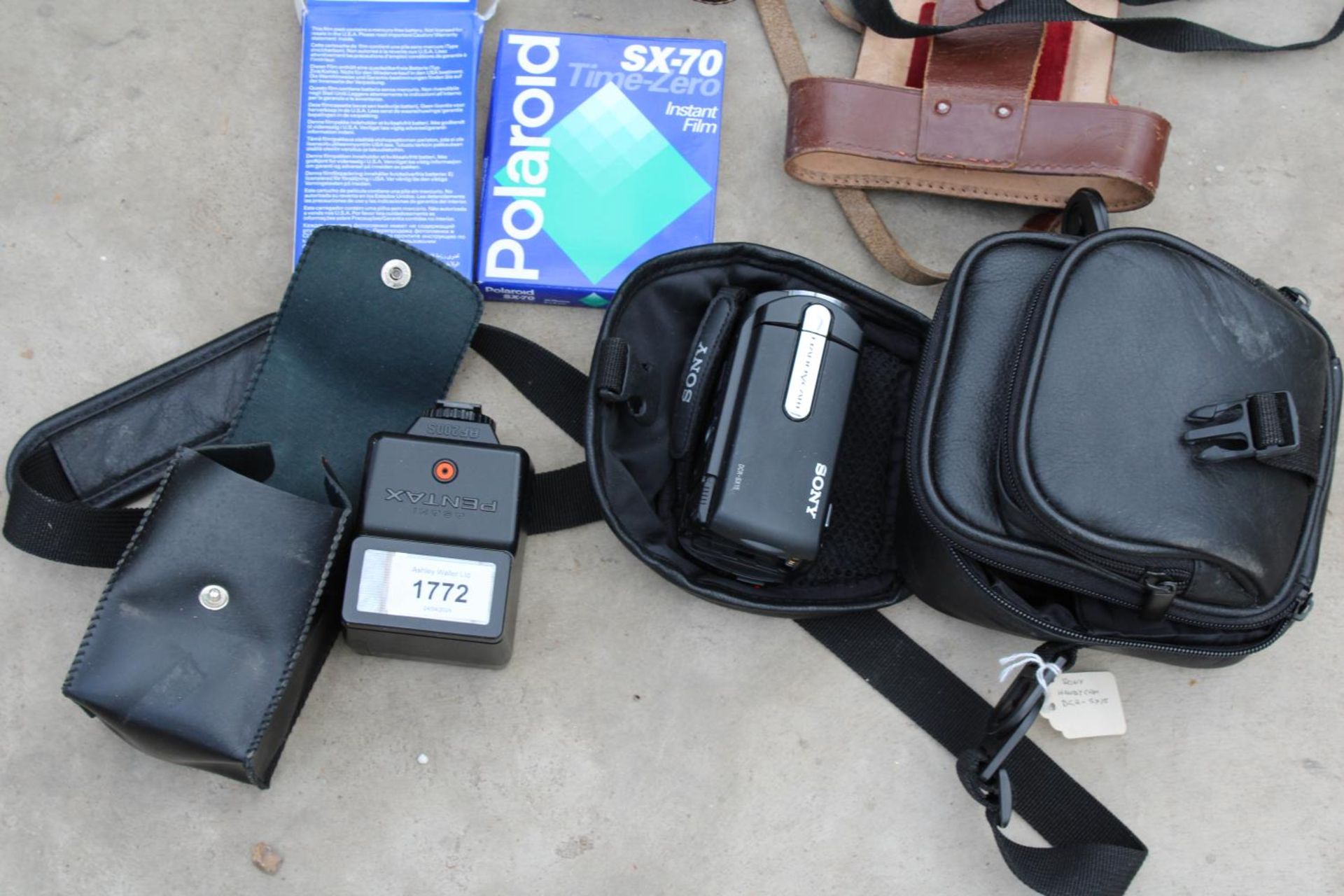 AN ASSORTMENT OF CAMERA EQUIPMENT TO INCLUDE A POLAROID CAMERA, A PENTAX FLASH AND A SONY - Bild 3 aus 3
