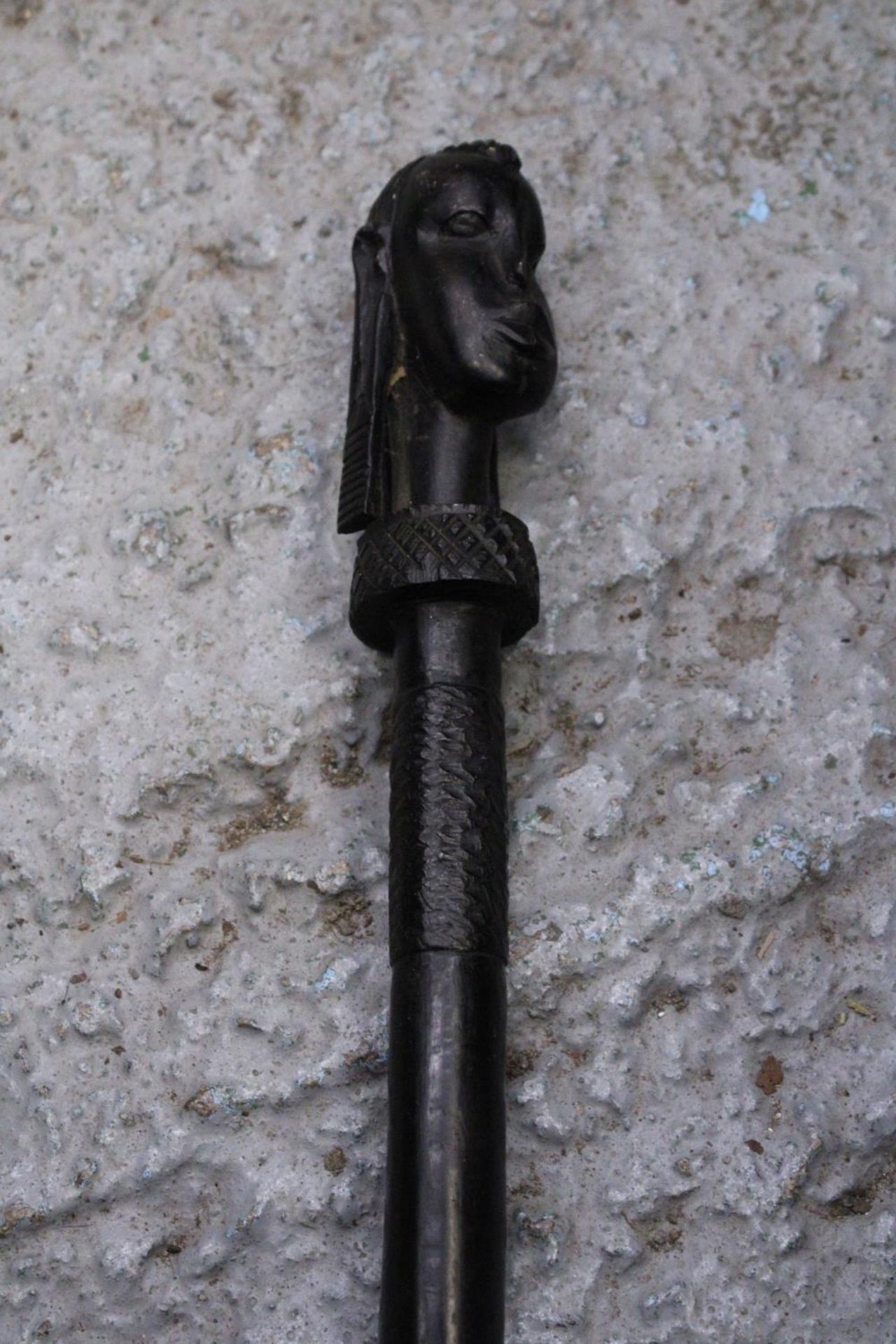 AN ETHNIC AFRICAN BLACK WOODEN SPEAR - WITH CARVED HEAD DECORATION TO THE TOP - Image 5 of 6