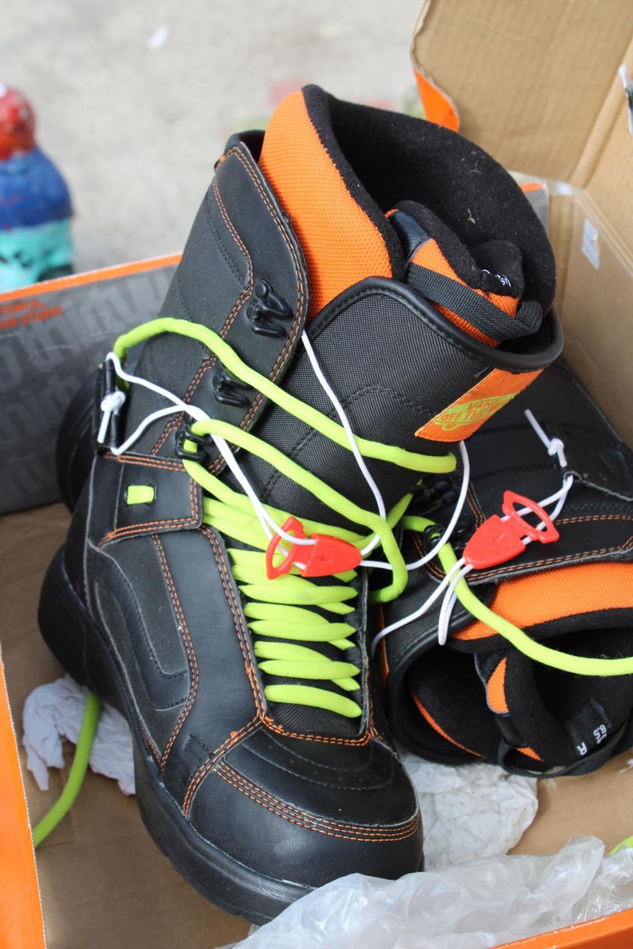 A PAIR OF VANS SNOWBOARDING BOOTS (N.B BOX DOESN'T MATCH THE BOOTS) - Image 5 of 6