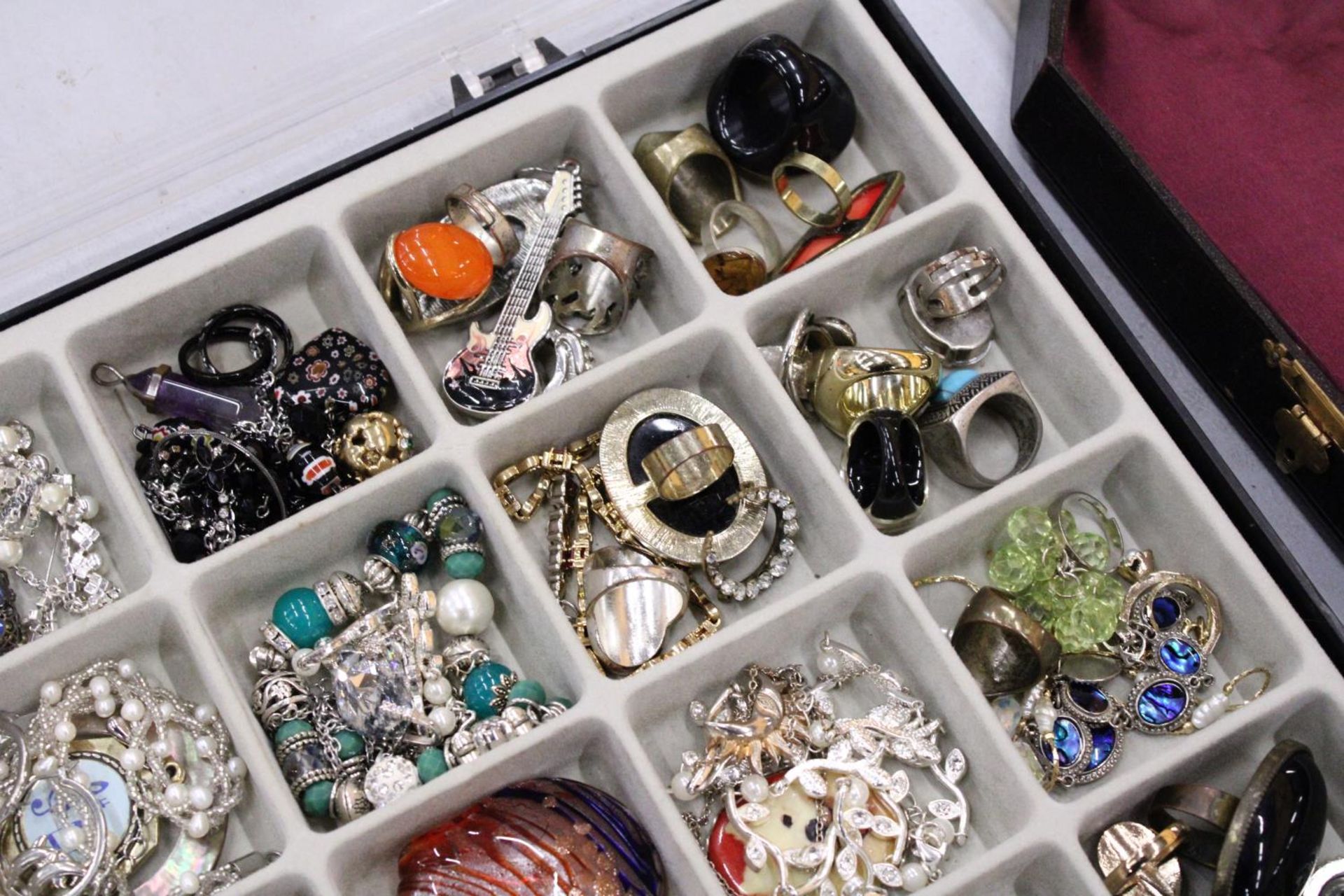 A QUANTITY OF COSTUME JEWELLERY IN DISPLAY CASE - Image 3 of 5