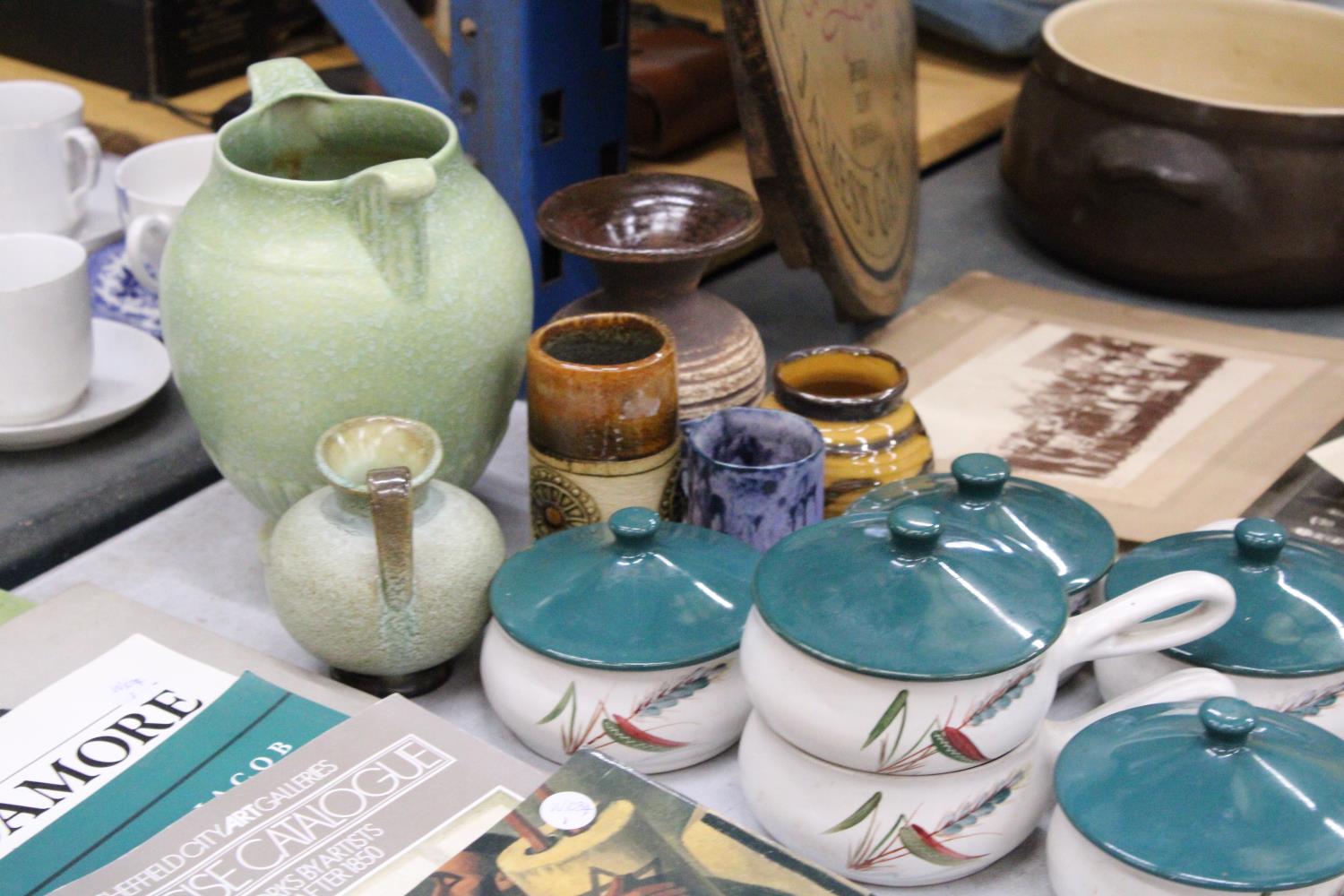 A MIXED LOT OF CERAMICS TO INCLUDE STUDIO POTTERY, DENBY STONEWARE, CROWN DEVON ETC - Image 4 of 4