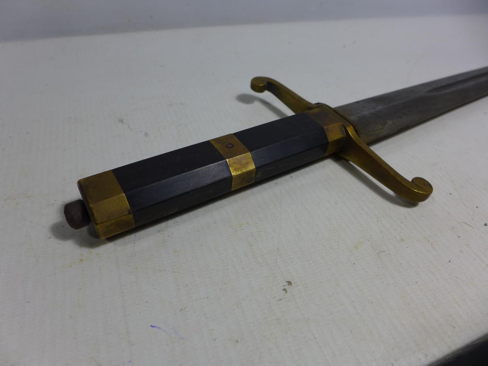 A VINTAGE HUNTING SWORD AND SCABBARD, 42CM BLADE, LENGTH 58CM - Image 3 of 5