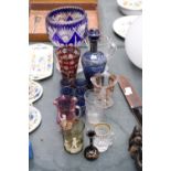 A MIXED LOT OF GLASSWARE TO INCLUDE A BLUE BOHEMIAN STYLE VASE, CRANBERRY JUG, SIX SHOT GLASSES ETC