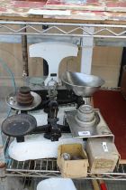 AN ASSORTMENT OF VINTAGE SCALES AND WEIGHTS TO INCLUDE AVERY ETC