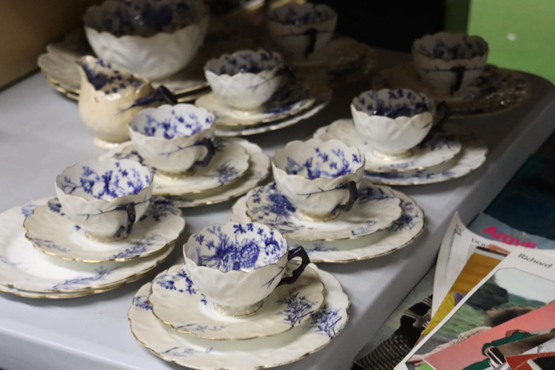 A VINTAGE CHINA TEASET SET, WITH BLUE AND WHITE PATTERN AND FLUTED EDGES, TO INCLUDE CAKE PLATES, - Image 5 of 5