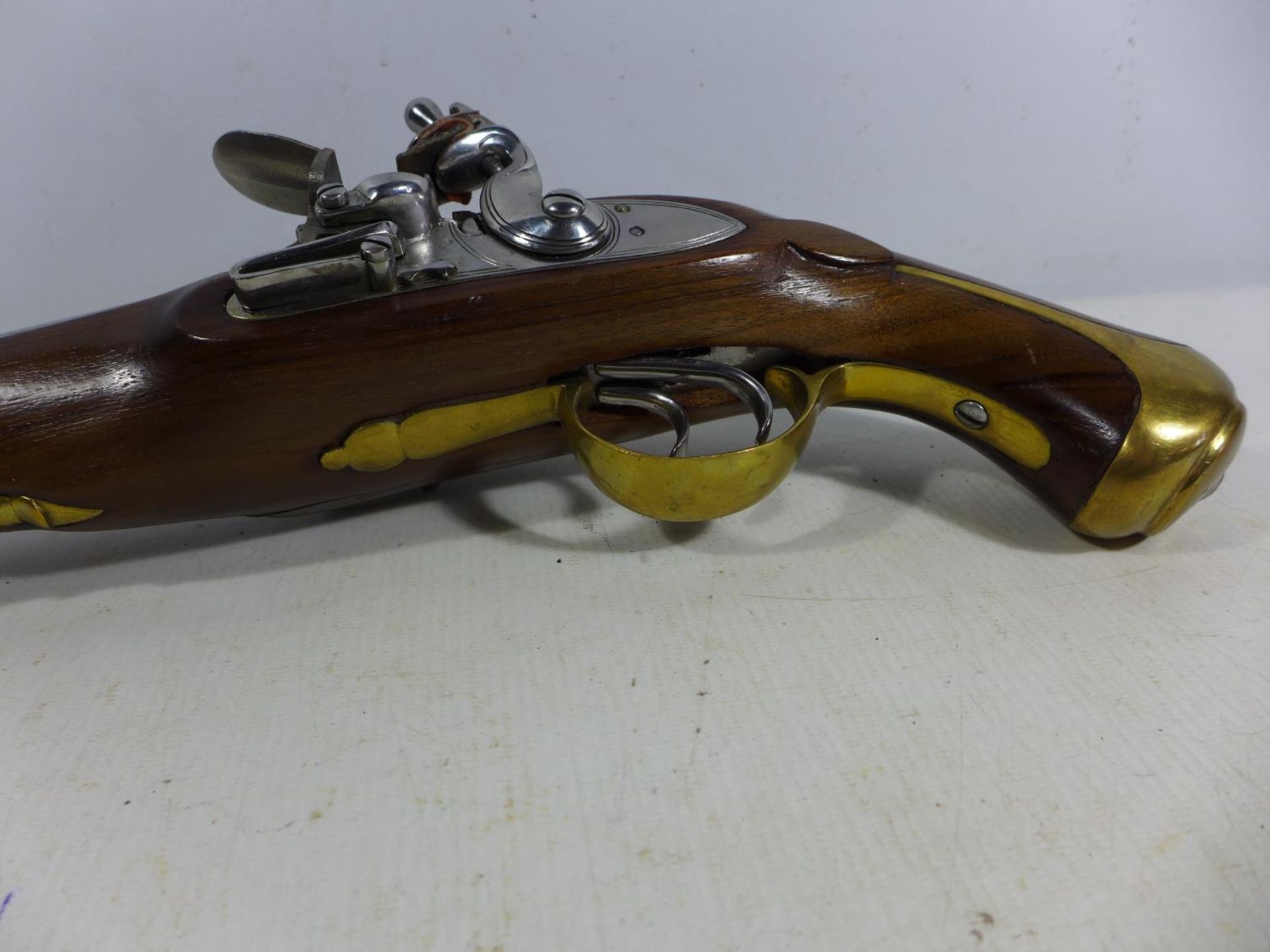 A GOOD QUALITY NON FIRING MODEL DISPLAY DOUBLE BARREL SIDE BY SIDE FLINTLOCK PISTOL, 17CM BARREL, - Image 5 of 6