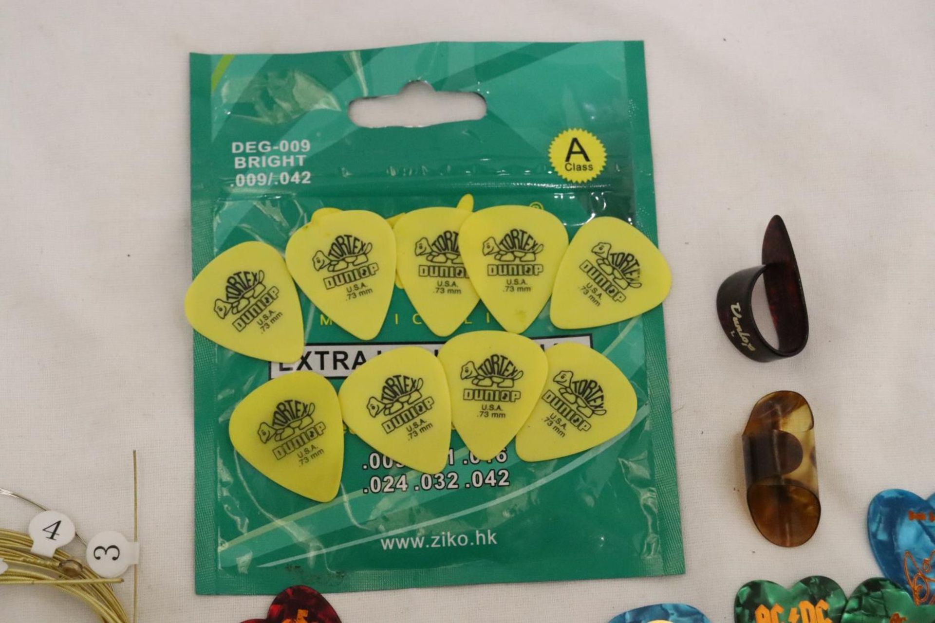 A QUANTITY OF ELECTRIC GUITAR STRINGS AND PLECTRUMS - Image 2 of 4