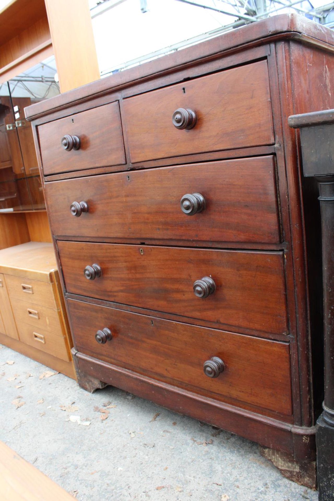 A VICTORIAN MAHOGANY CHEST OF 2 SHORT AND 3 LONG DRAWERS, 44.5" WIDE - Image 4 of 4