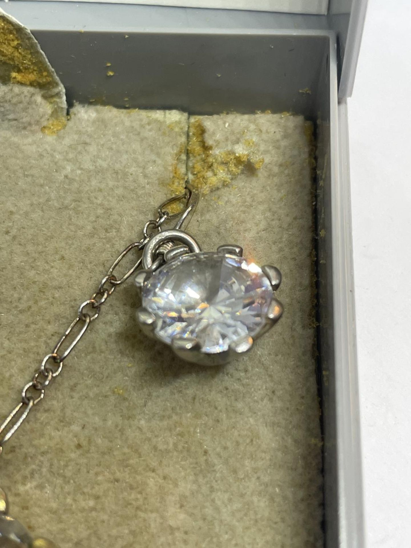 A SILVER EARRING AND NECKLACE SET IN A PRESENTATION BOX - Bild 3 aus 3