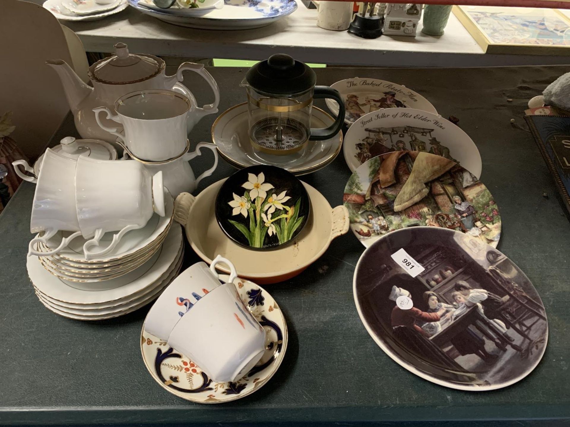 A MIXED LOT OF CERAMICS TO INCLUDE CABINET PLATES, A PART "CHODZIEZ" TEASET ETC