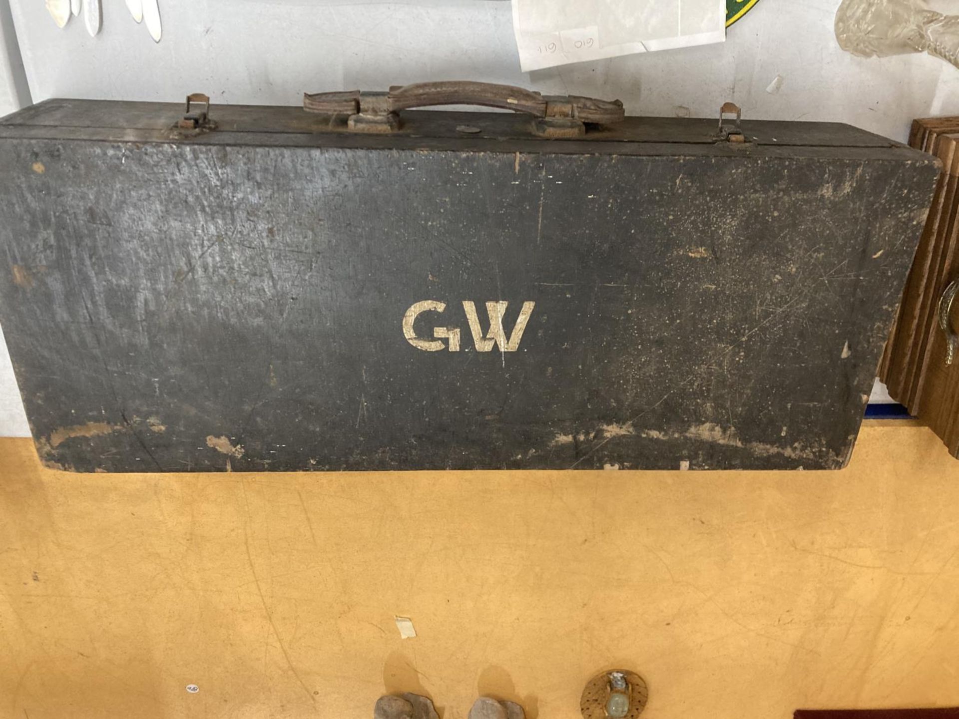 A VINTAGE WOODWORKERS CHEST BEARING INITIAL'S GW WITH TOOLS BELONGING TO RENOWNED CARPENTER GORDON - Image 2 of 7