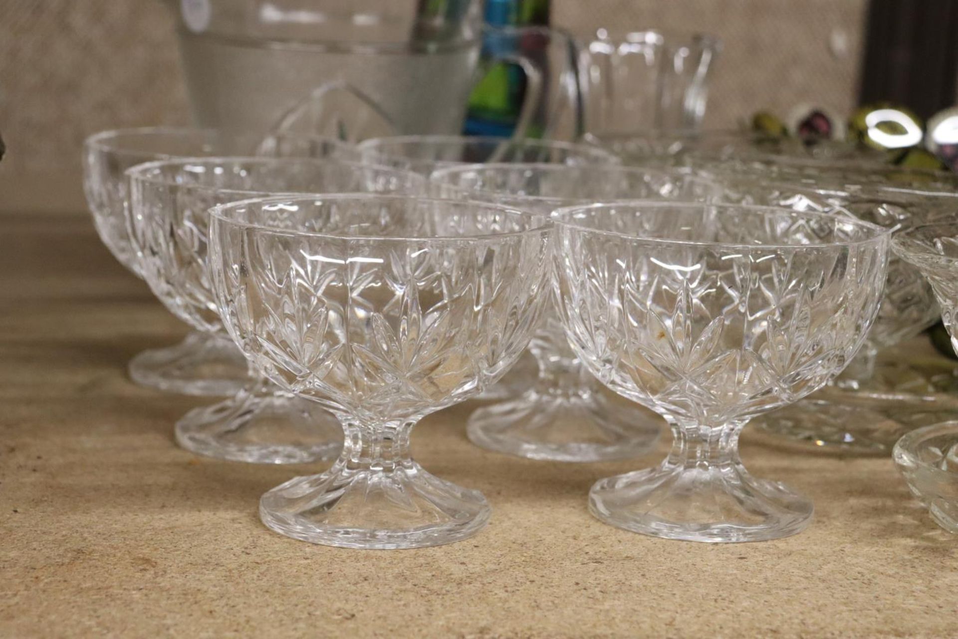 A QUANTITY OF GLASSWARE TO INCLUDE A LARGE COLOURED BOWL, DESSERT BOWLS, A JUG, ETC - Image 2 of 7