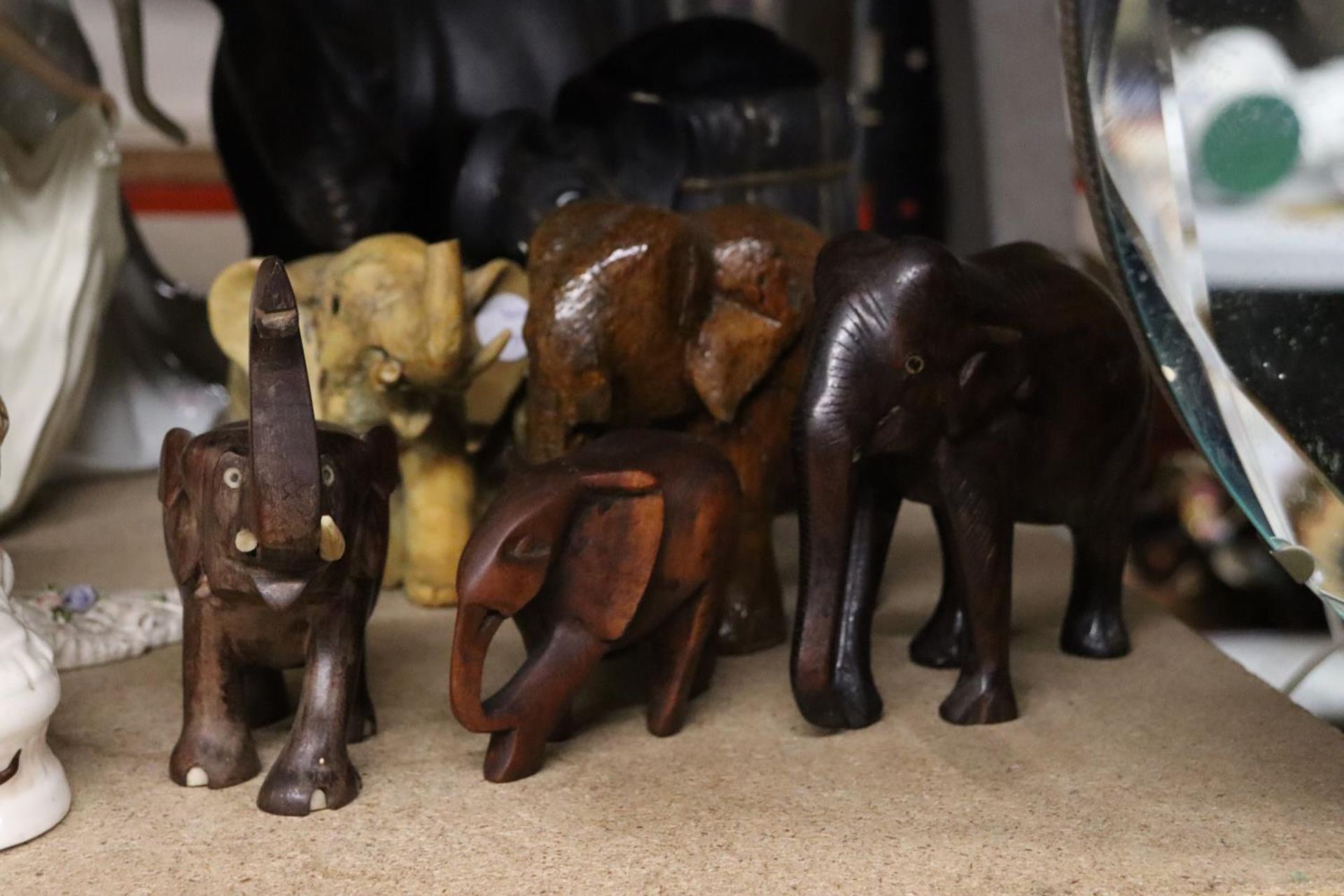 A COLLECTION OF ANIMAL FIGURES TO INCLUDE ELEPHANTS AND A RHINOCEROUS - Image 3 of 5