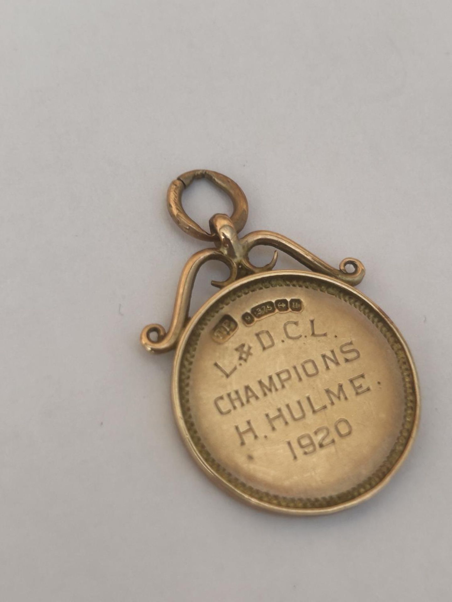 A HALLMARKED 9CT GOLD BIRMINGHAM SPORTING FOB INSCRIBED "L & D.C.L CHAMPIONS H.HULME 1920" MAKERS - Image 4 of 4
