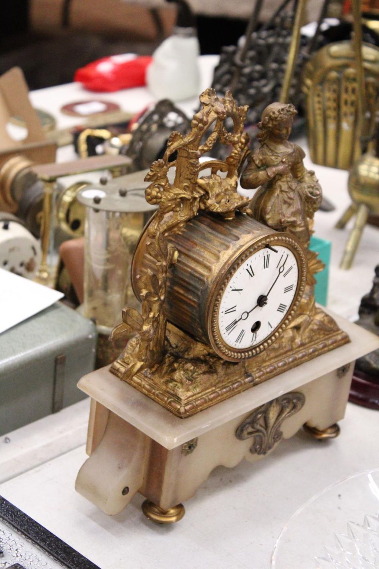A LATE 19TH CENTURY, FRENCH, GILT MANTLE CLOCK, WITH FIGURE DESIGN - Image 2 of 6