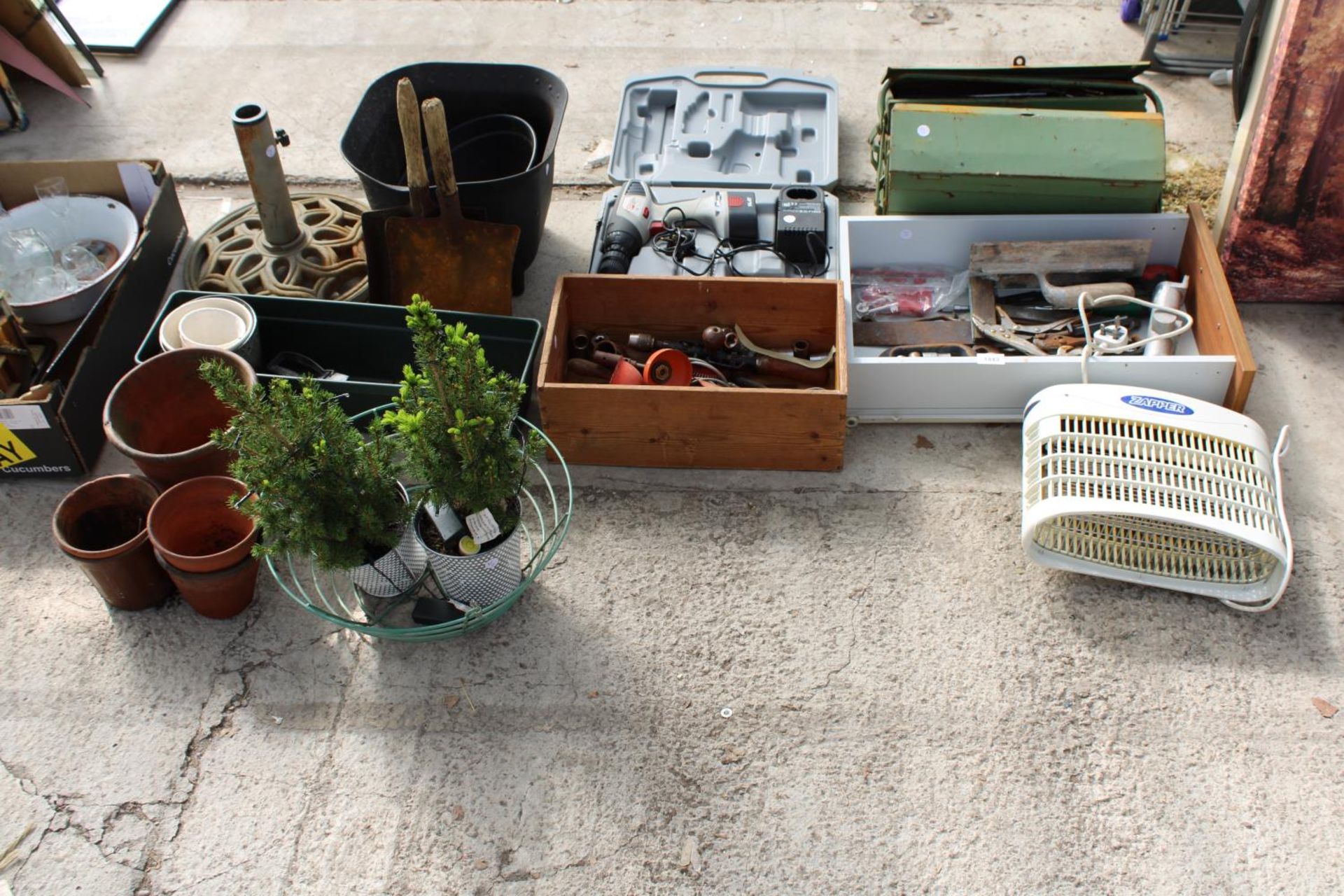 A LARGE ASSORTMENT OF ITEMS TO INCLUDE TOOLS, PLANT POTS AND A PARASOL BASE ETC