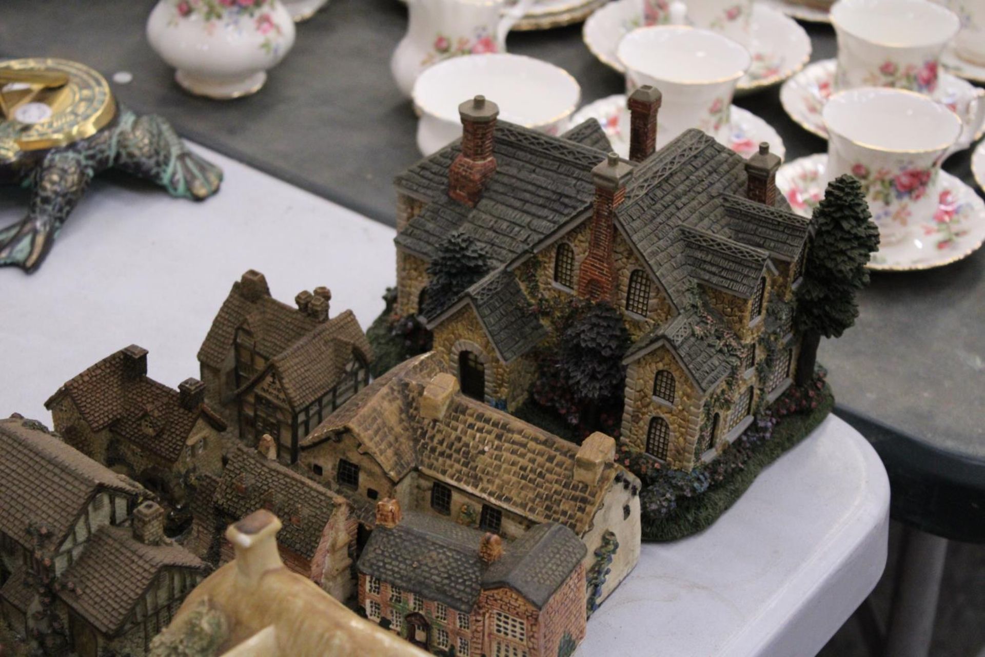 A LARGE QUANTITY OF COLLECTABLE COTTAGES - 23 IN TOTAL - Image 5 of 8