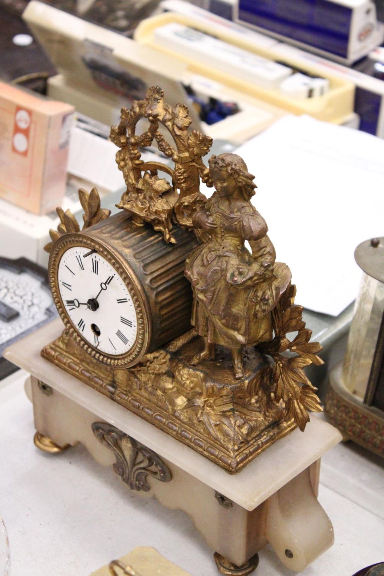 A LATE 19TH CENTURY, FRENCH, GILT MANTLE CLOCK, WITH FIGURE DESIGN - Image 3 of 6