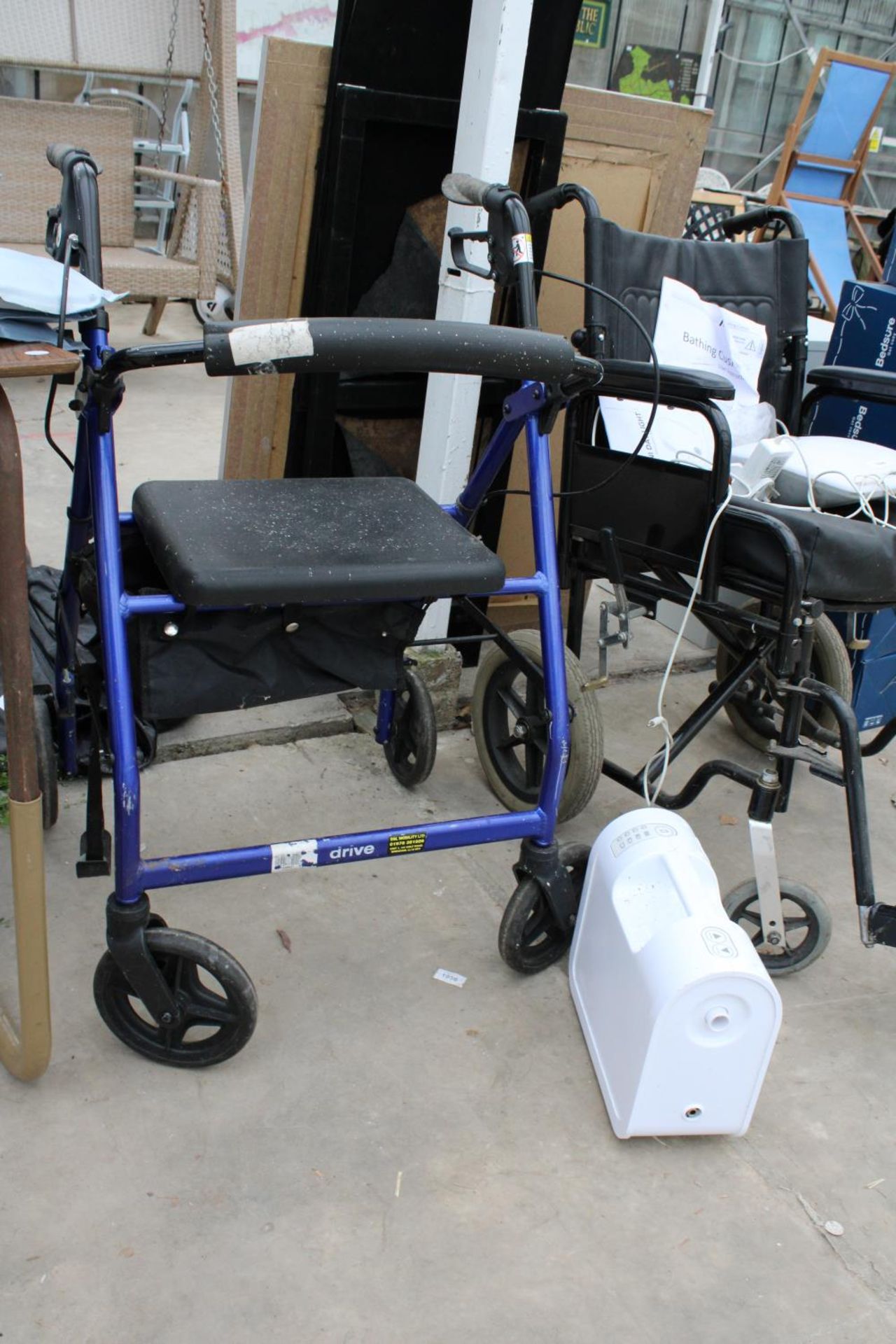 AN ASSORTMENT OF MOBILITY ITEMS TO INCLUDE A WHEEL CHAIR AND A DRIVE WALKING AID ETC - Bild 3 aus 4