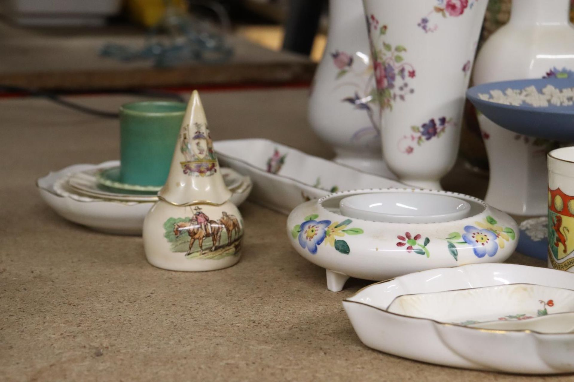 A MIXED LOT TO INCLUDE WEDGEWOOD, ROYAL ALBERT, COALPORT, ROYAL WINTON ETC - Image 2 of 7